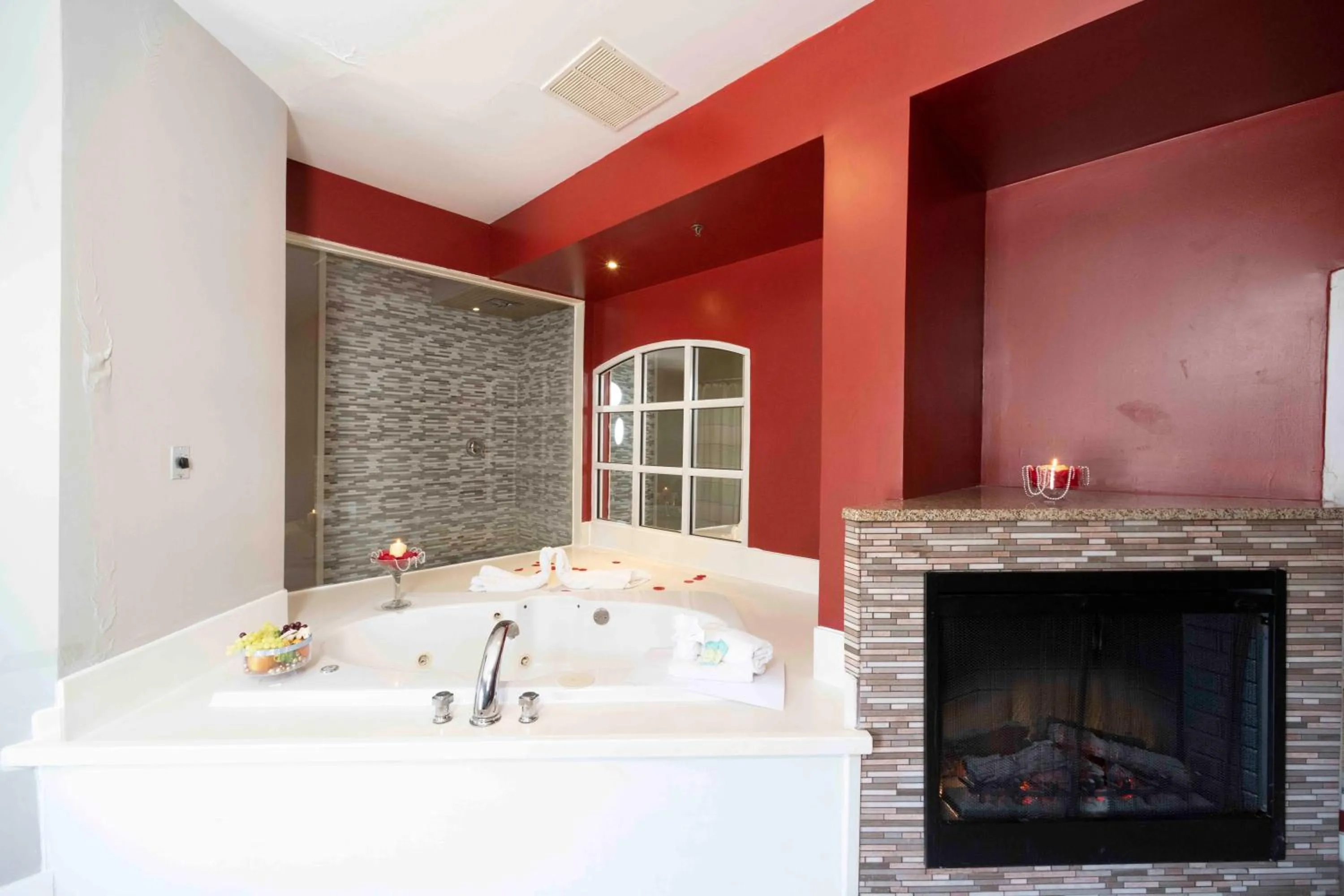 Hot Tub in Post Road Inn Motel