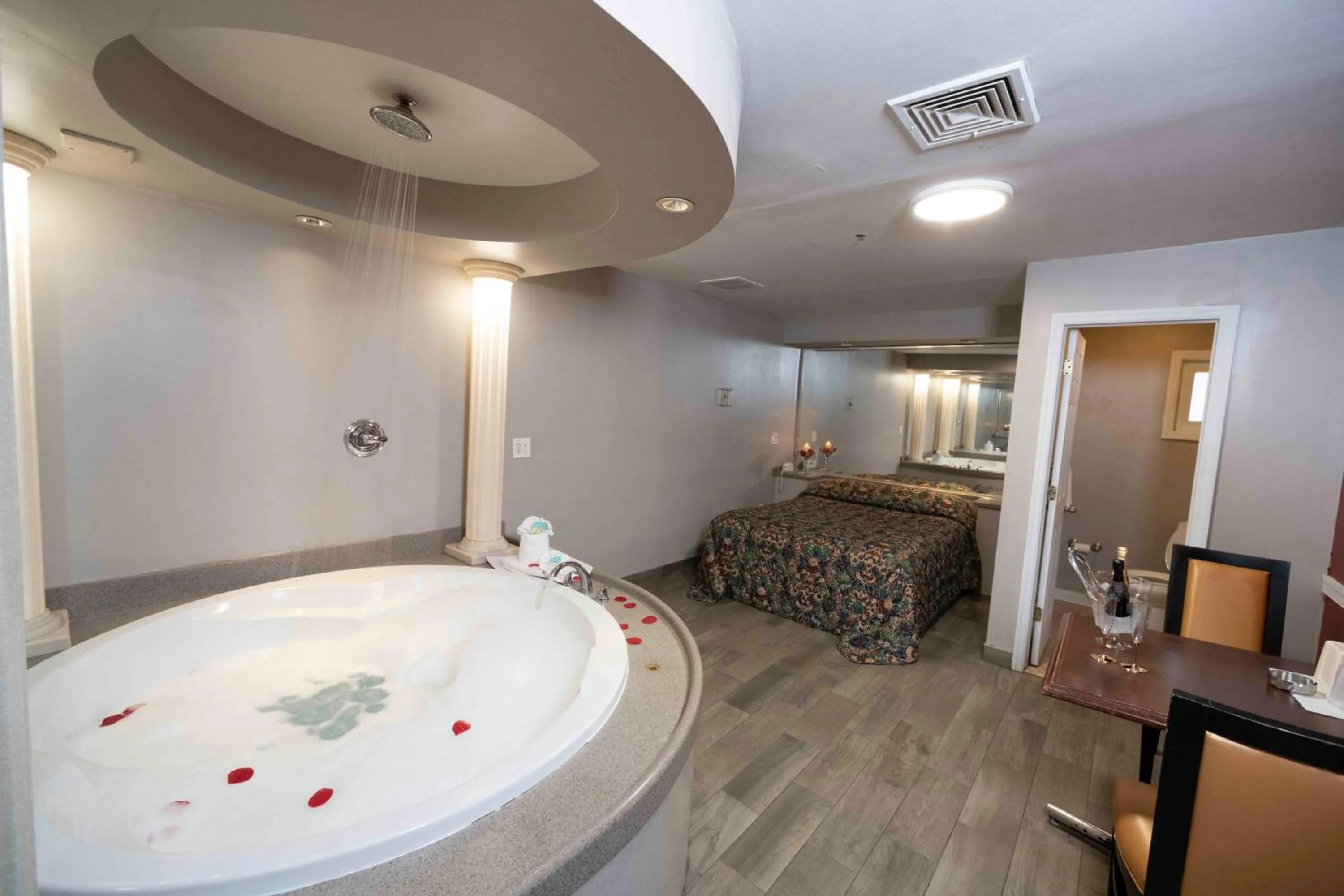 Bath, Bed in Post Road Inn Motel