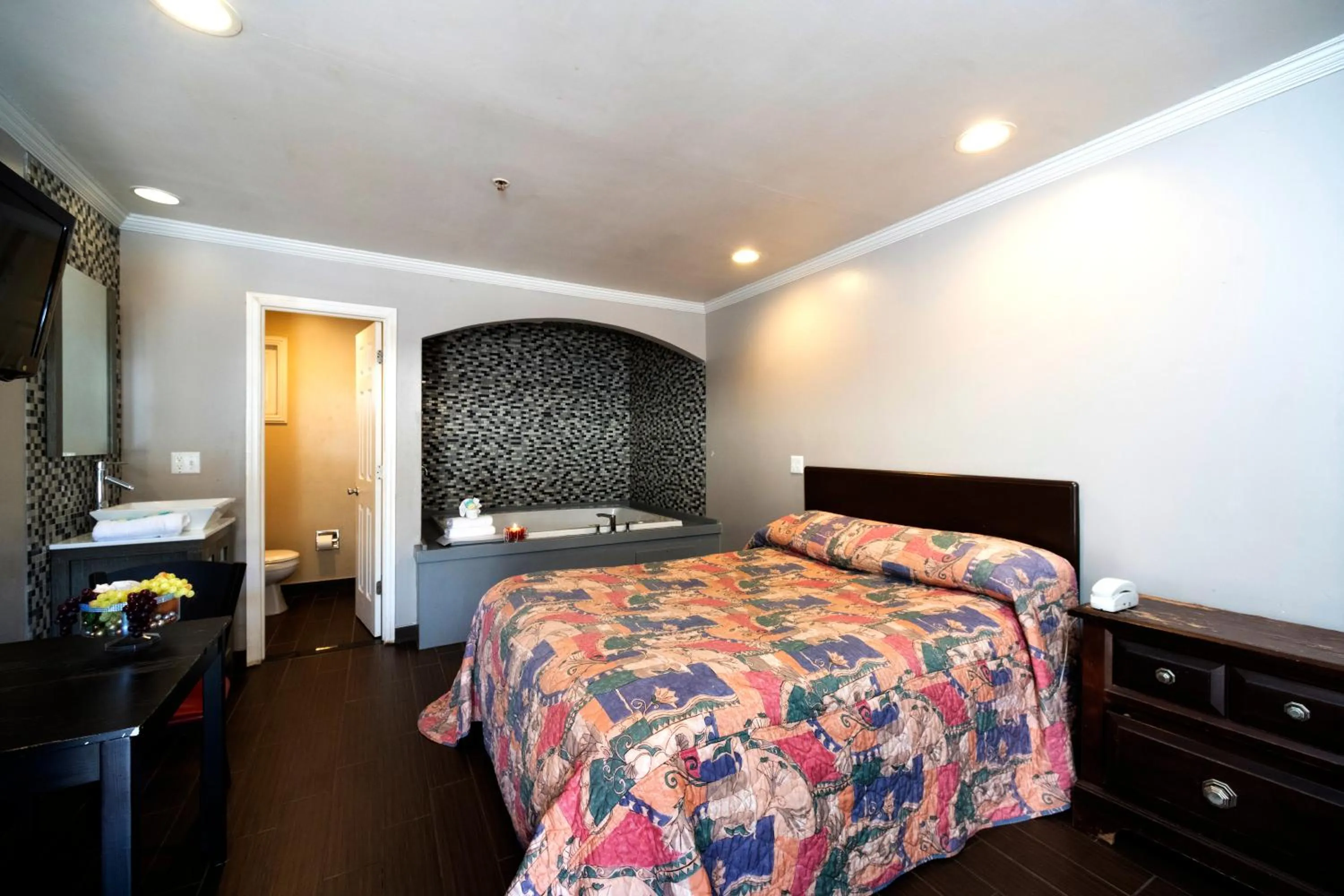 Photo of the whole room, Bed in Post Road Inn Motel