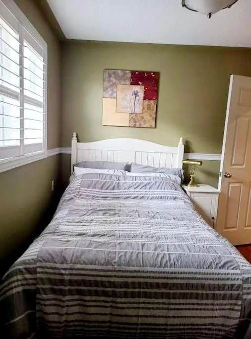 Bed in Top Floor of House in S Vaughan All to Yourself