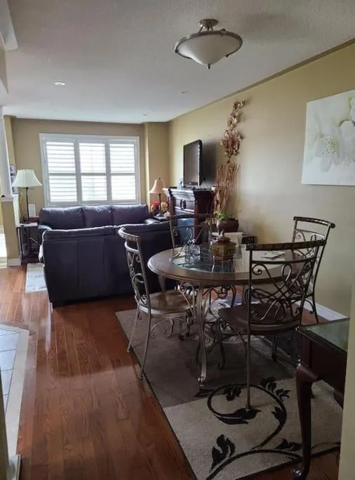 Top Floor of House in S Vaughan All to Yourself