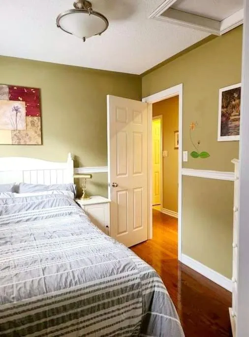 Bed in Top Floor of House in S Vaughan All to Yourself