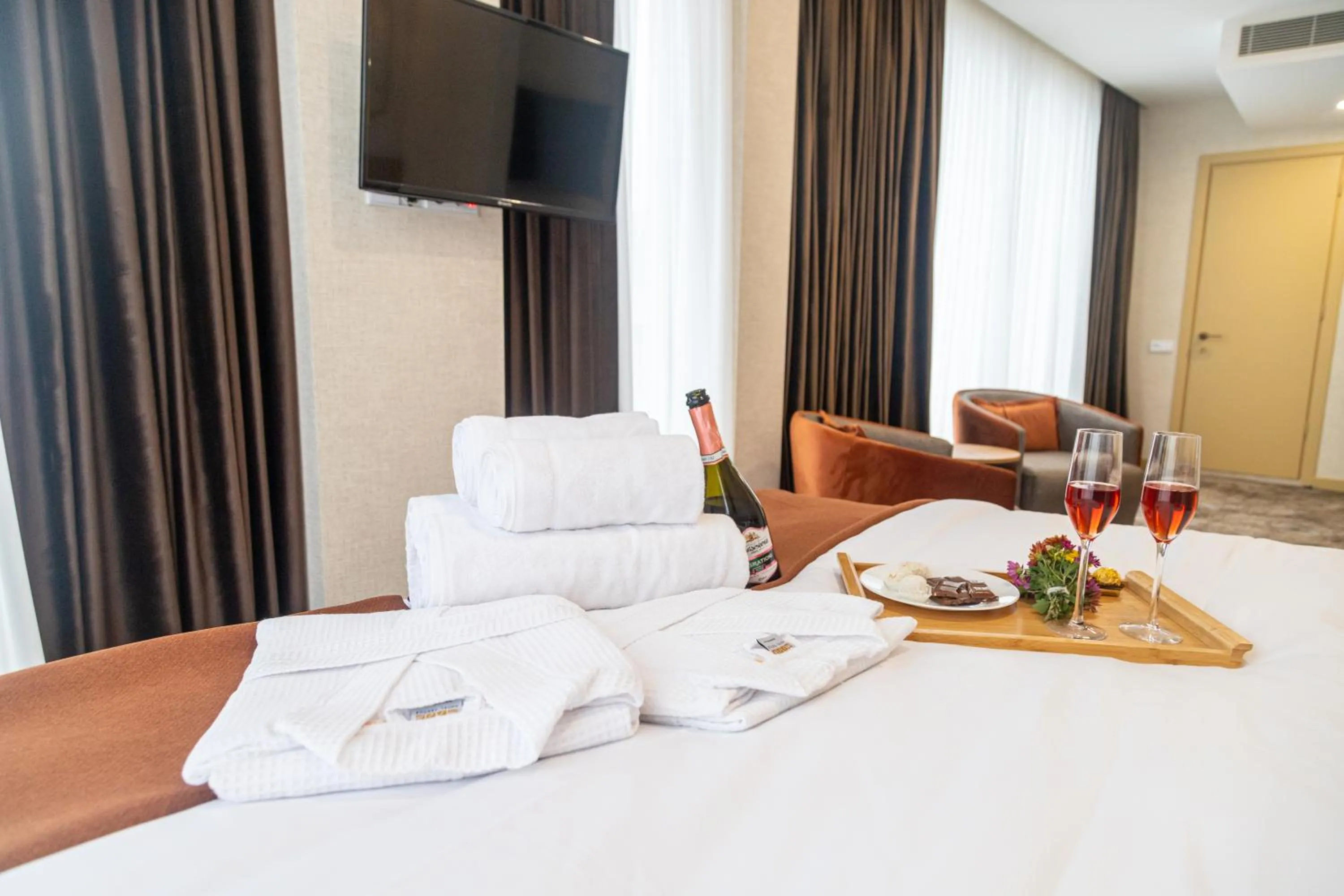 Communal lounge/ TV room, Bed in Hotel Solum Roof Top