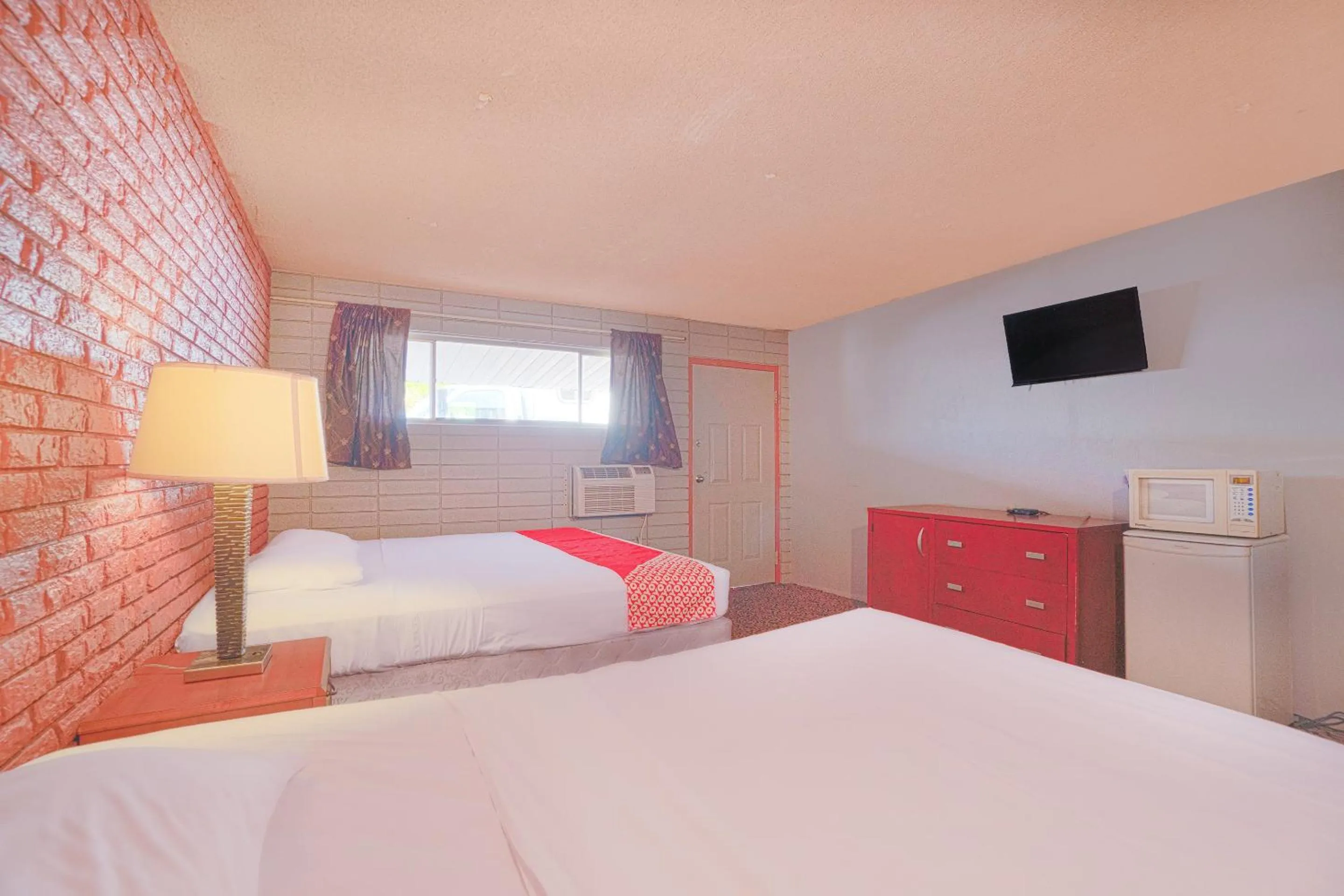 Bedroom in Town & Country Motel Bossier City by OYO
