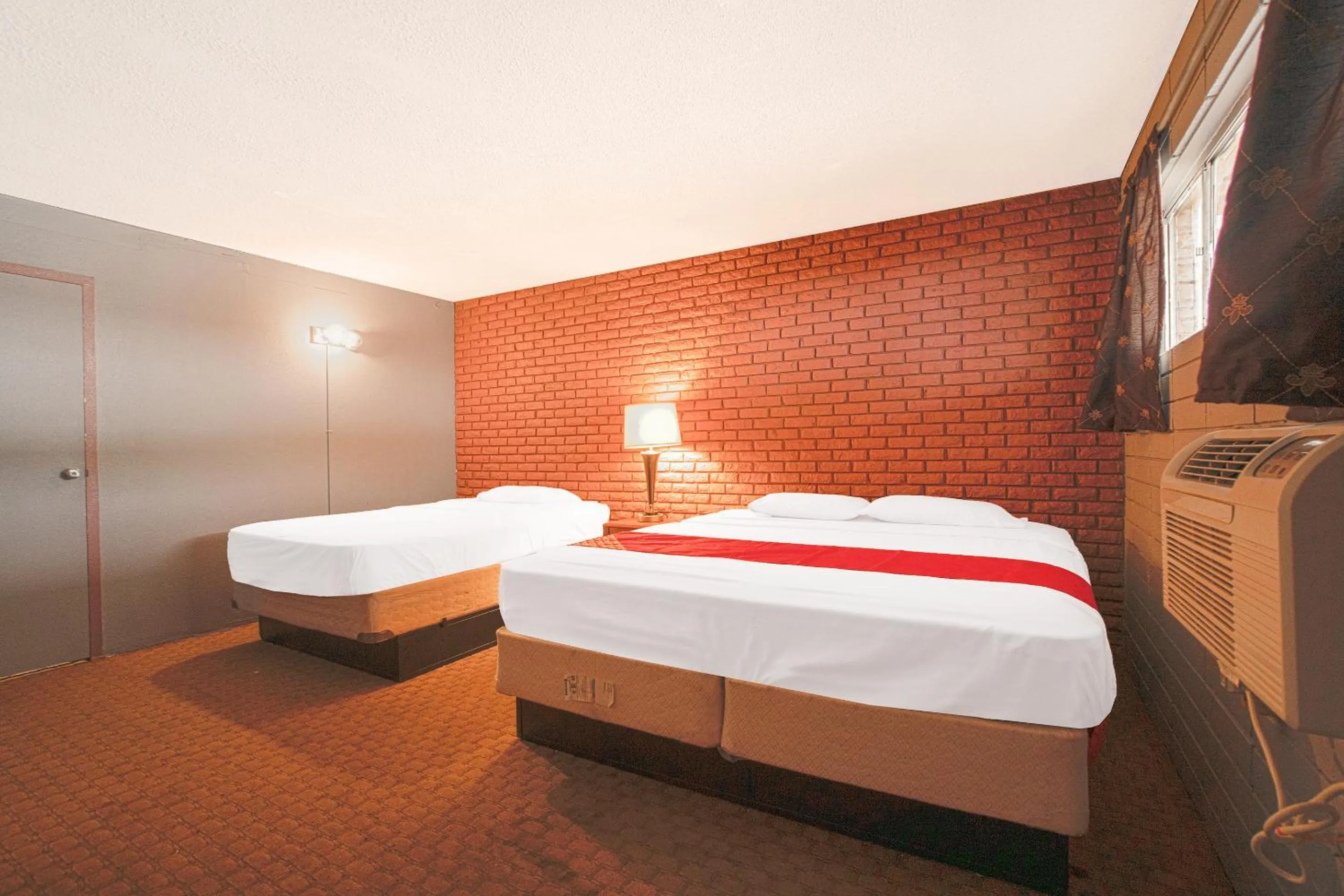 Bedroom in Town & Country Motel Bossier City by OYO