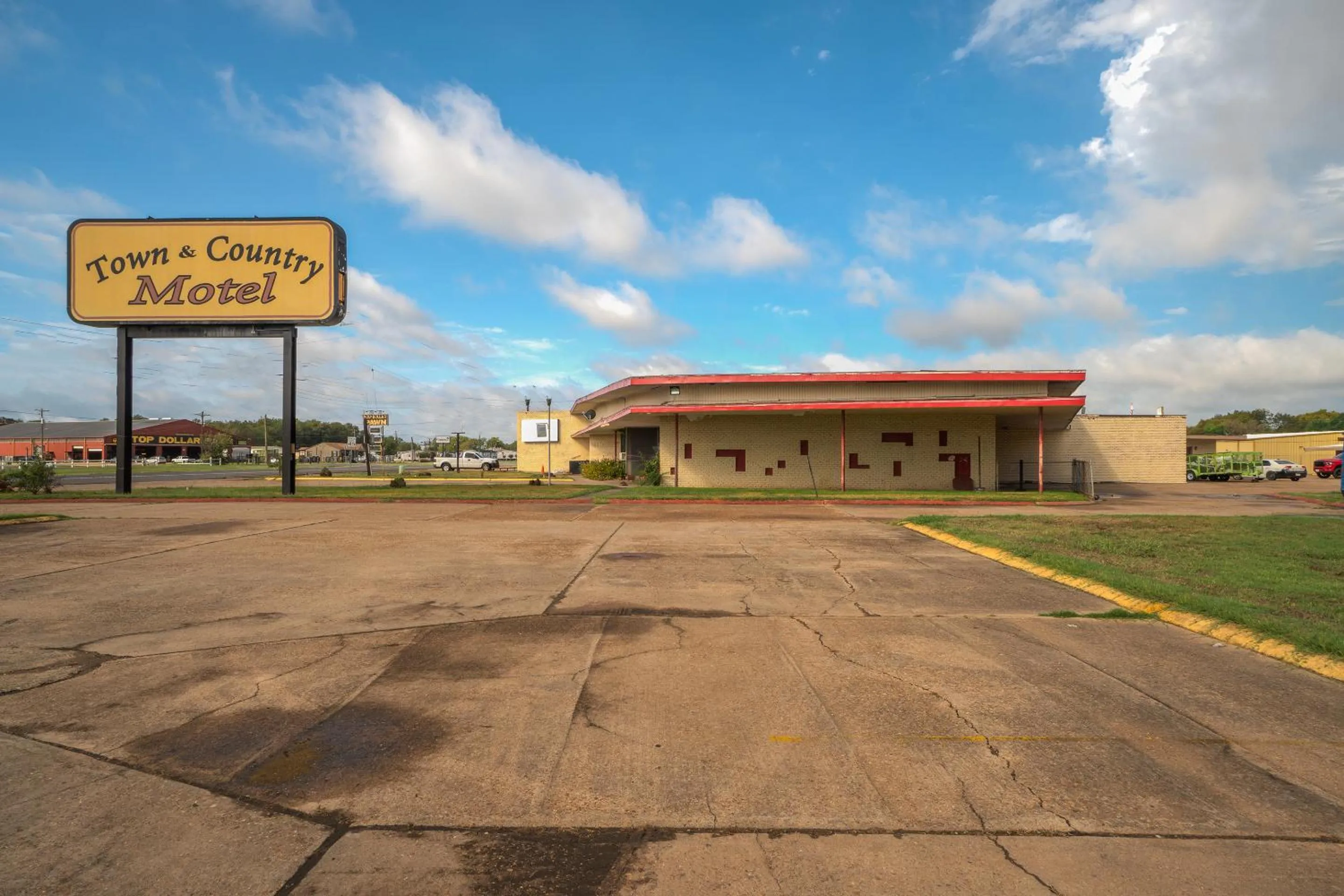 Facade/entrance in Town & Country Motel Bossier City by OYO