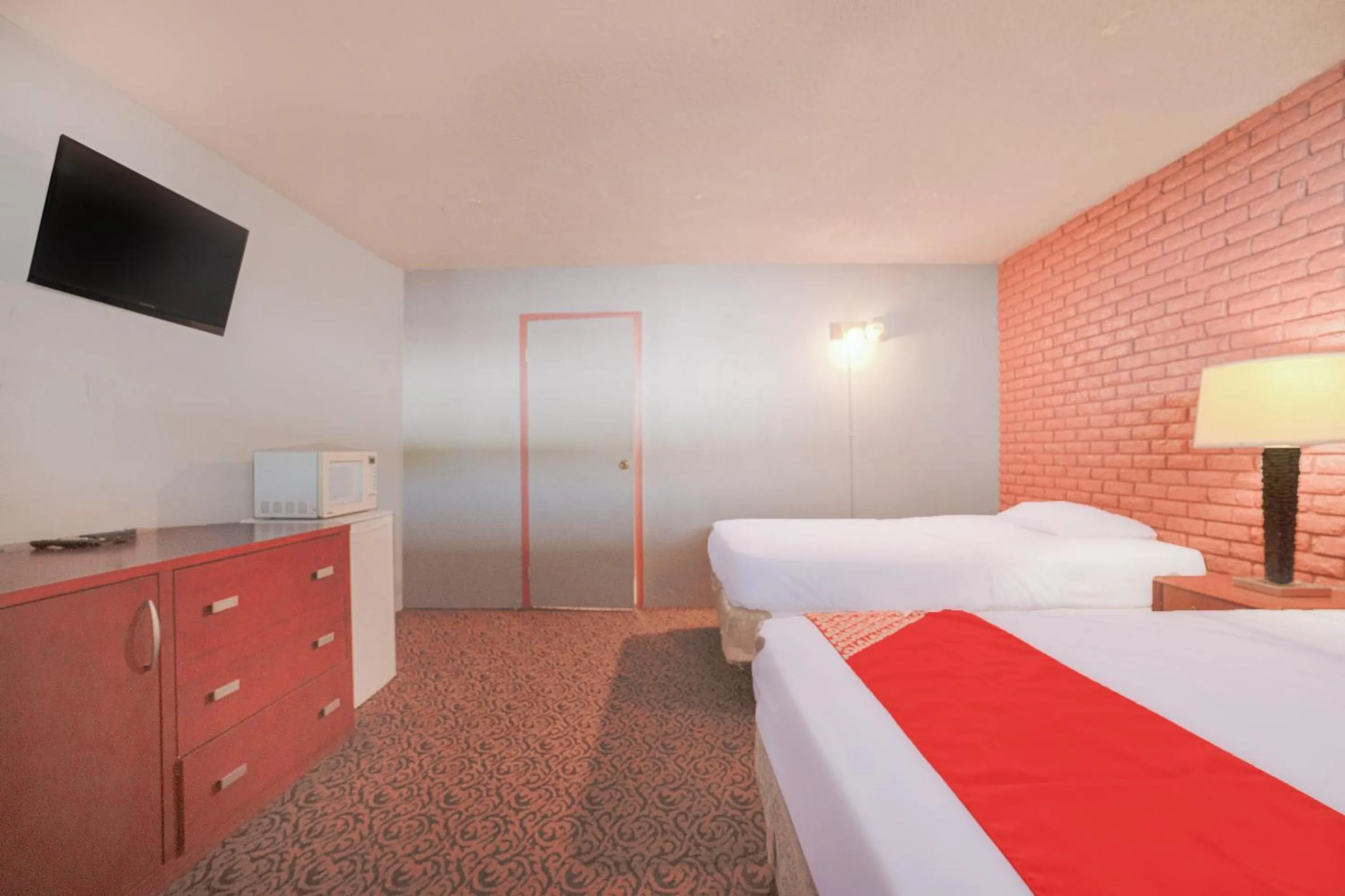 Bedroom in Town & Country Motel Bossier City by OYO