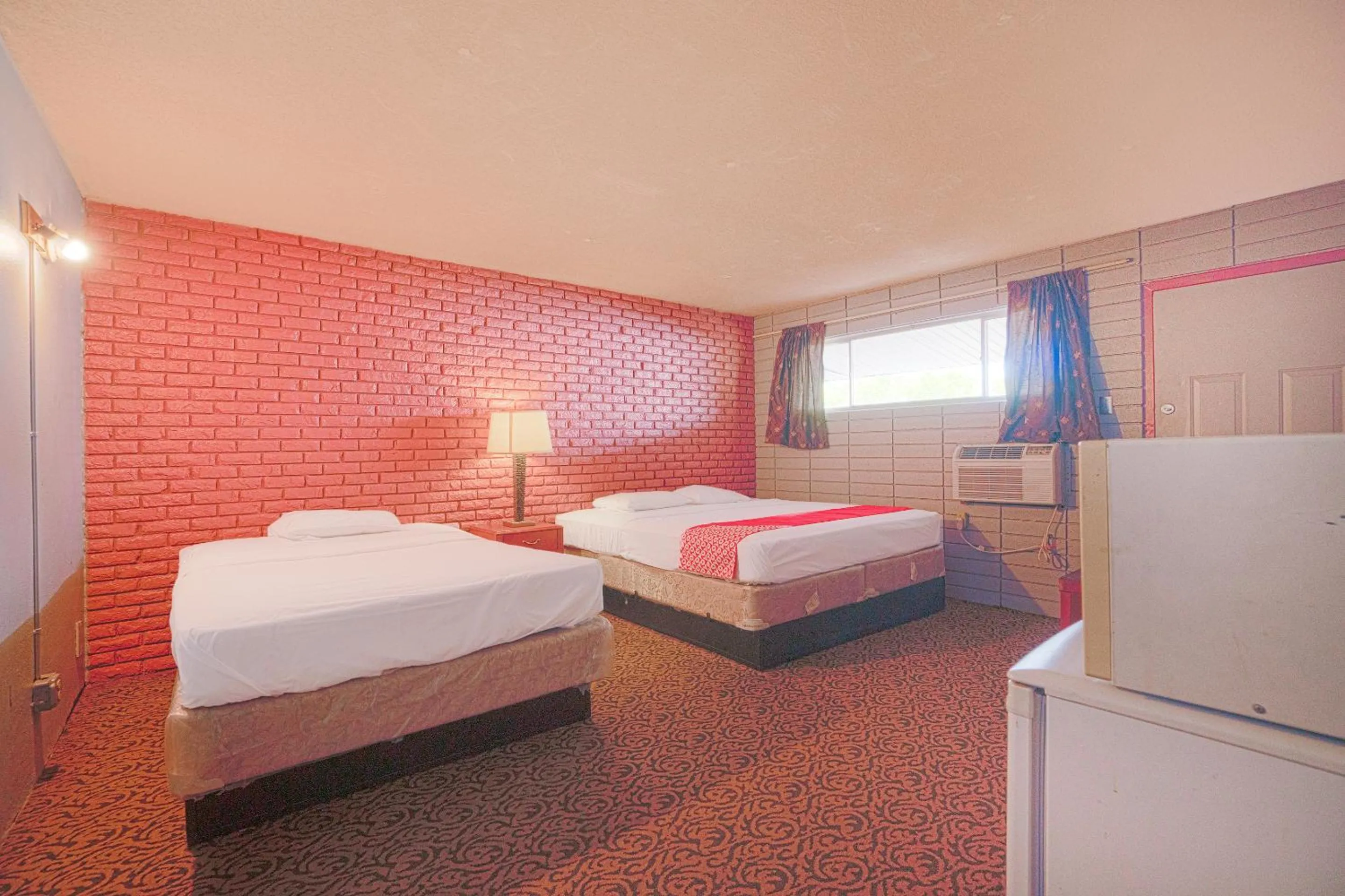 Bedroom in Town & Country Motel Bossier City by OYO