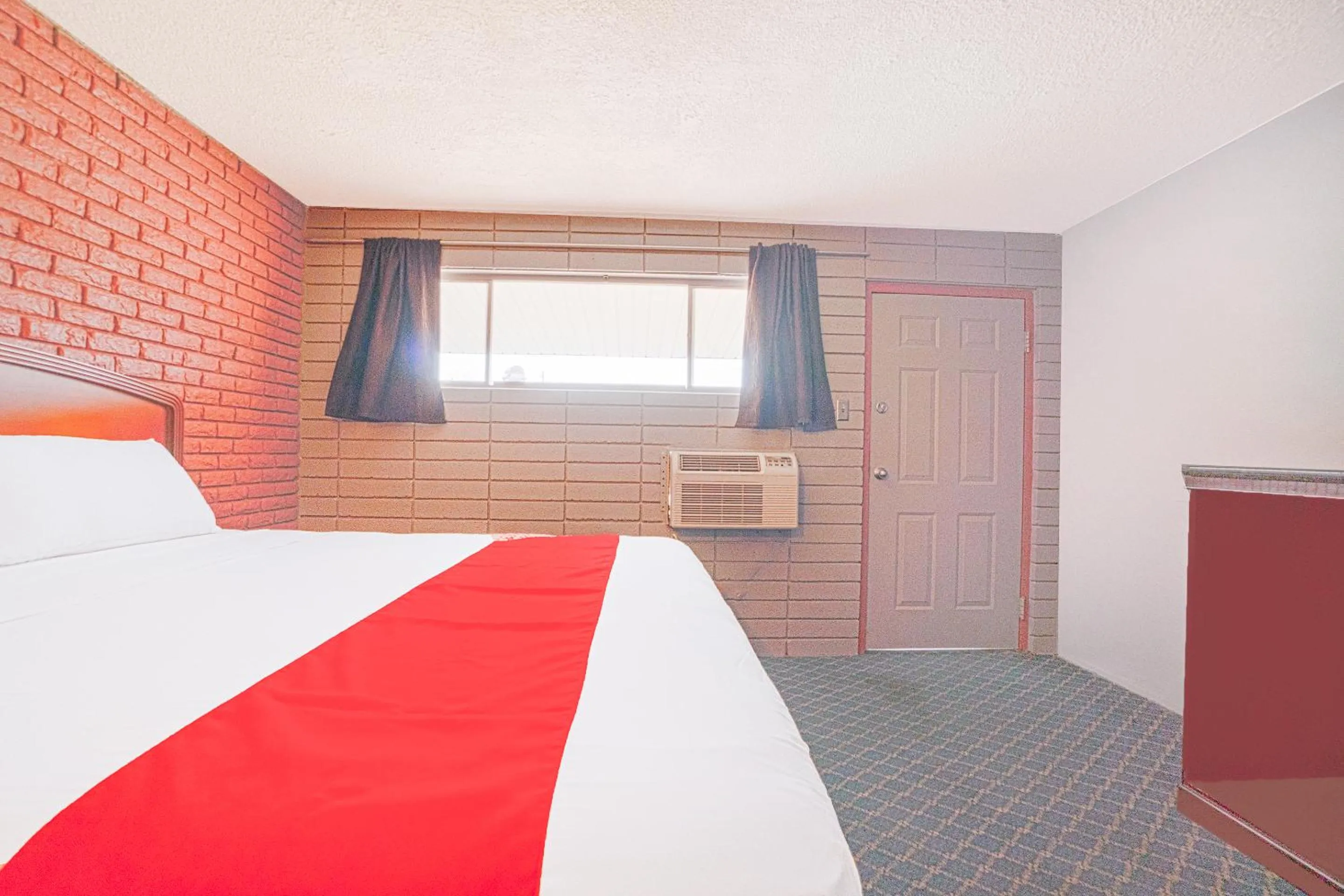 Bedroom in Town & Country Motel Bossier City by OYO