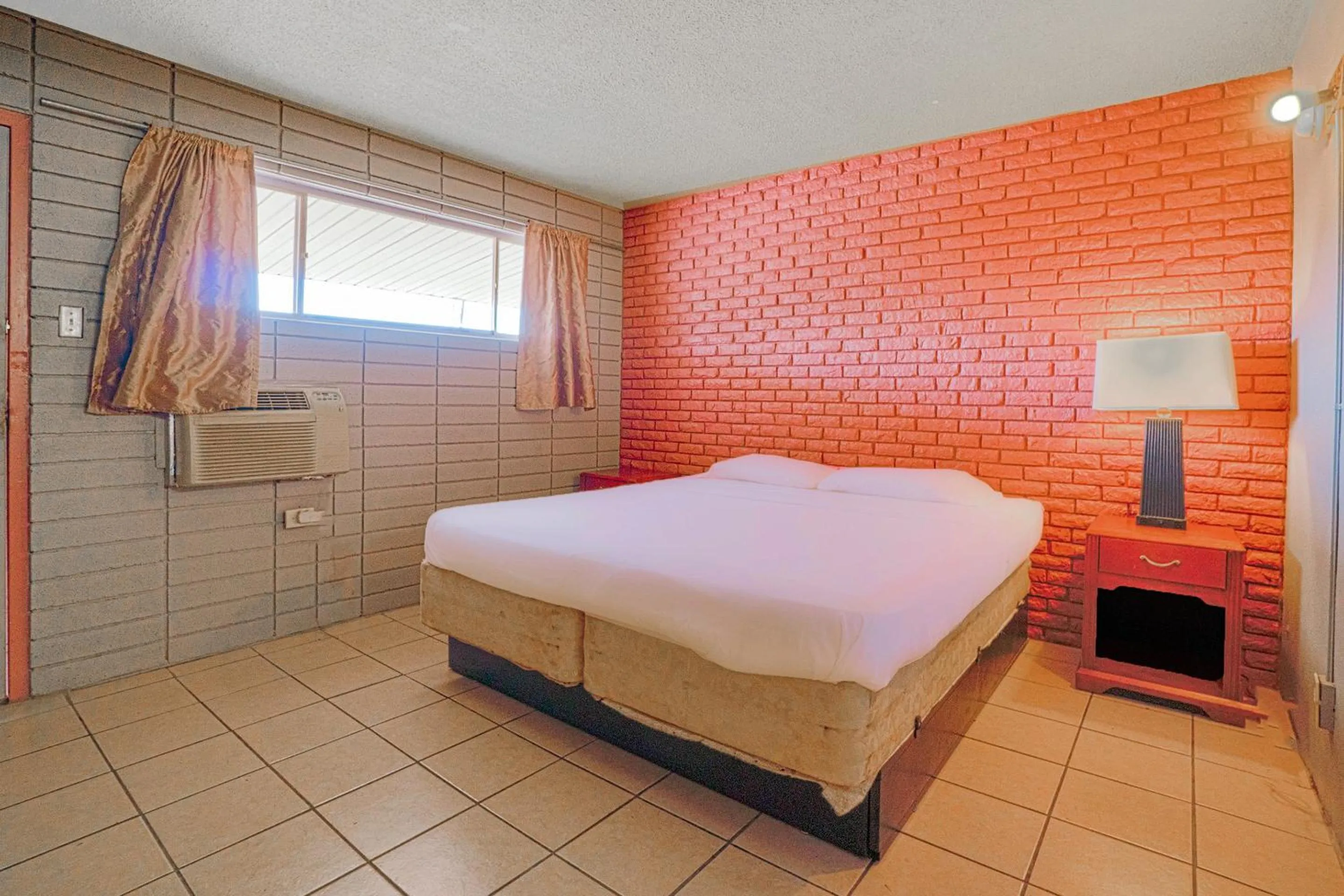Bedroom in Town & Country Motel Bossier City by OYO