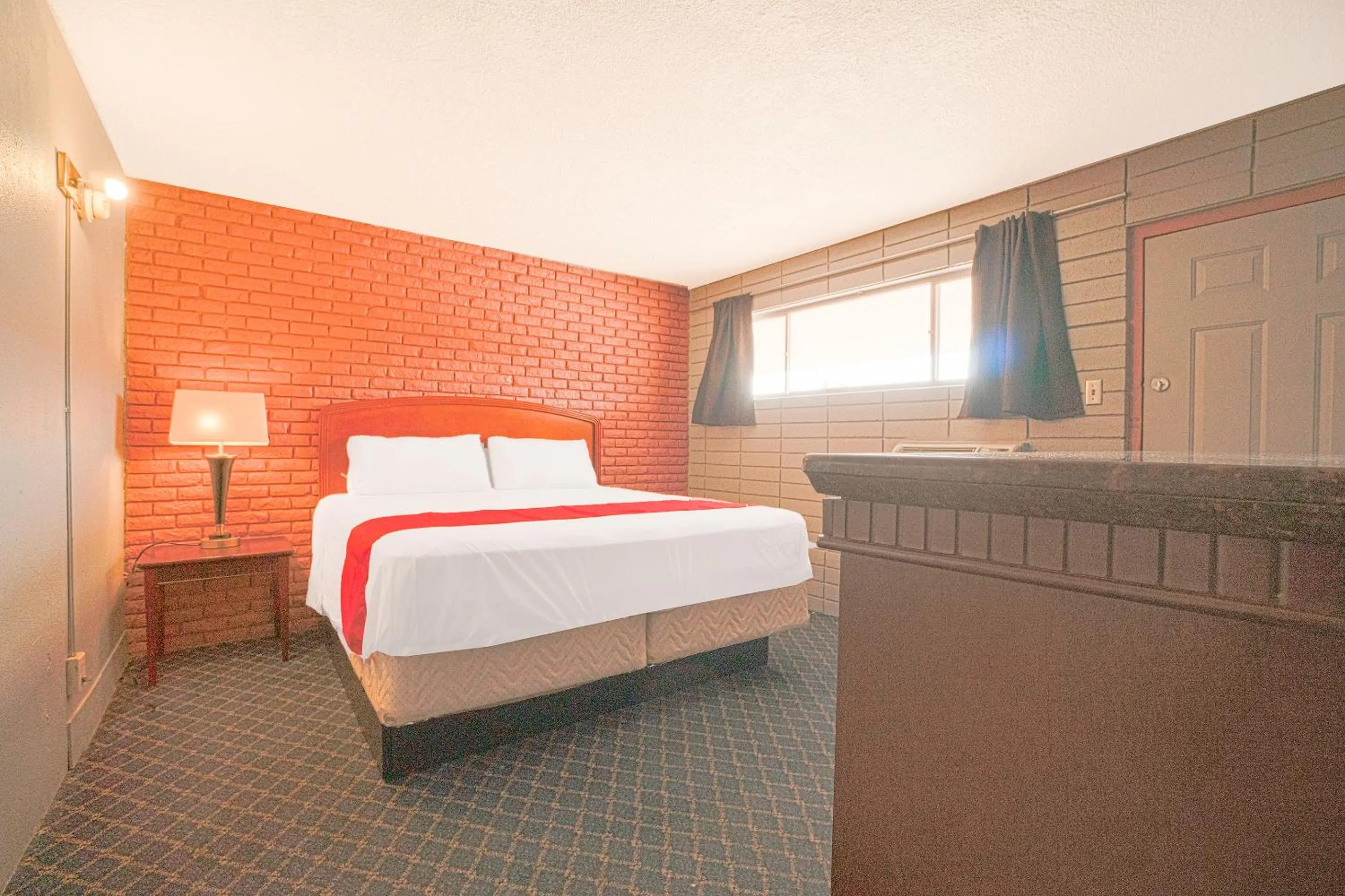 Bedroom in Town & Country Motel Bossier City by OYO