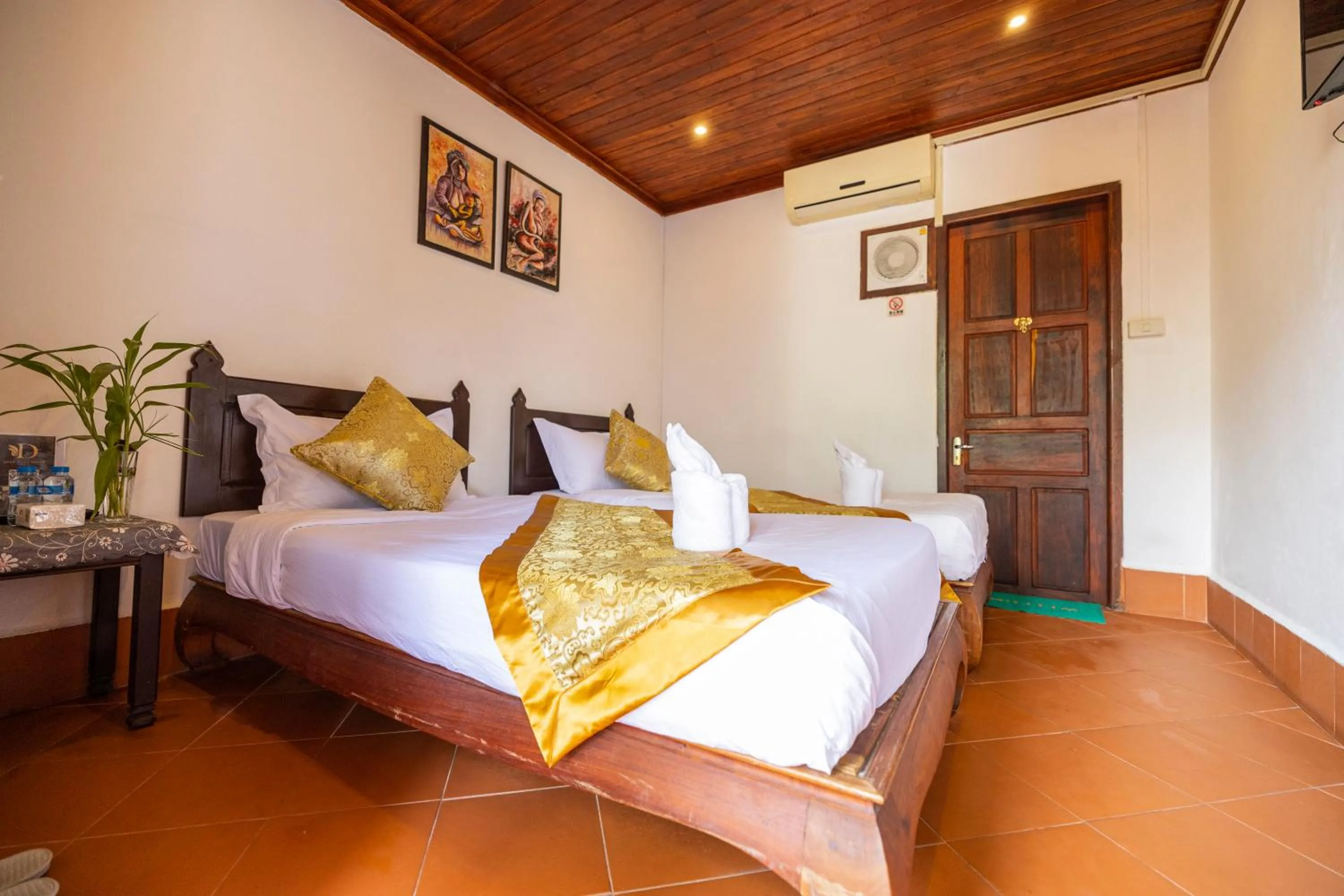 Photo of the whole room, Bed in Mekong Chidlatda Villa