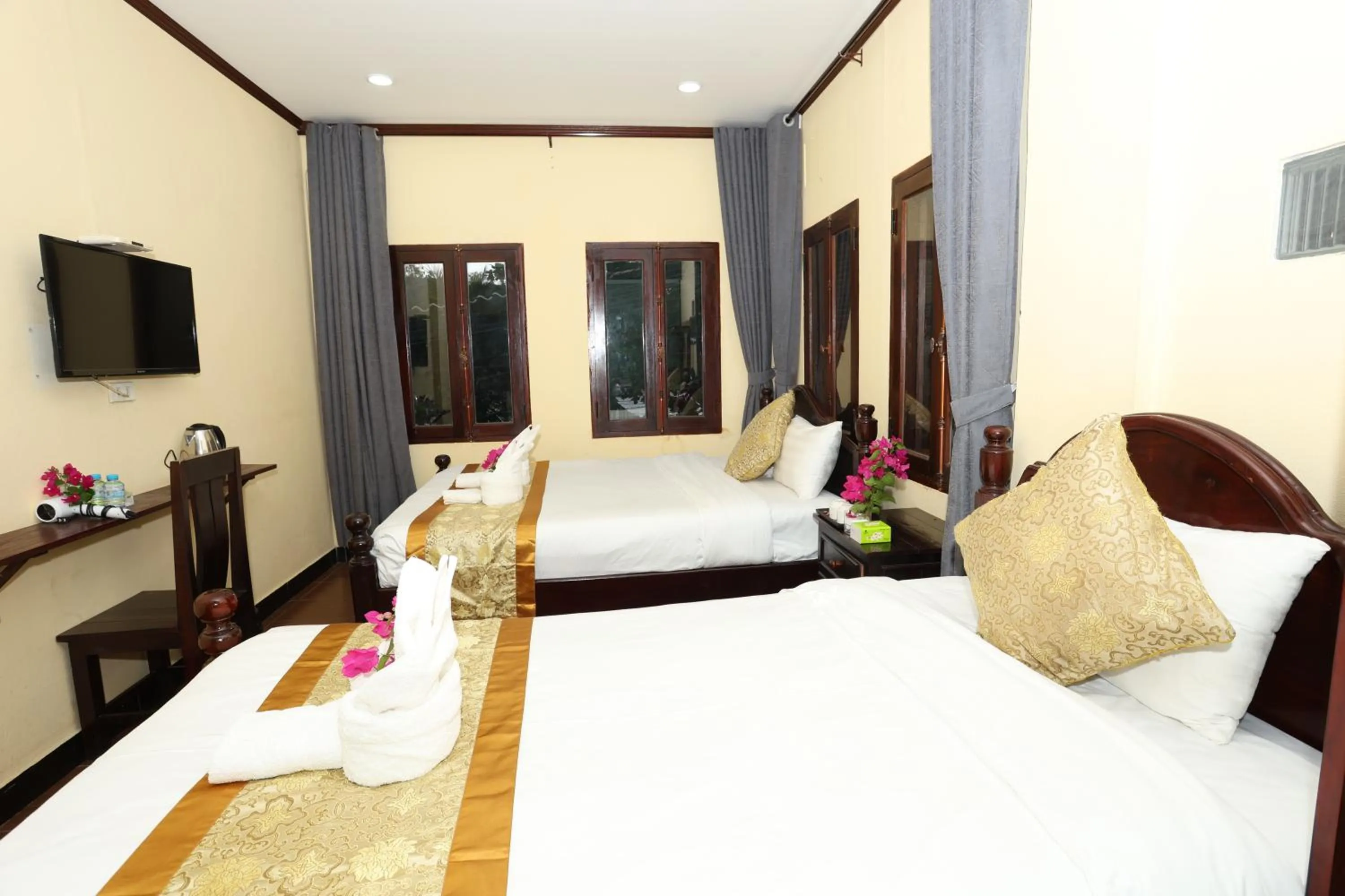 Bedroom, Bed in We House River View