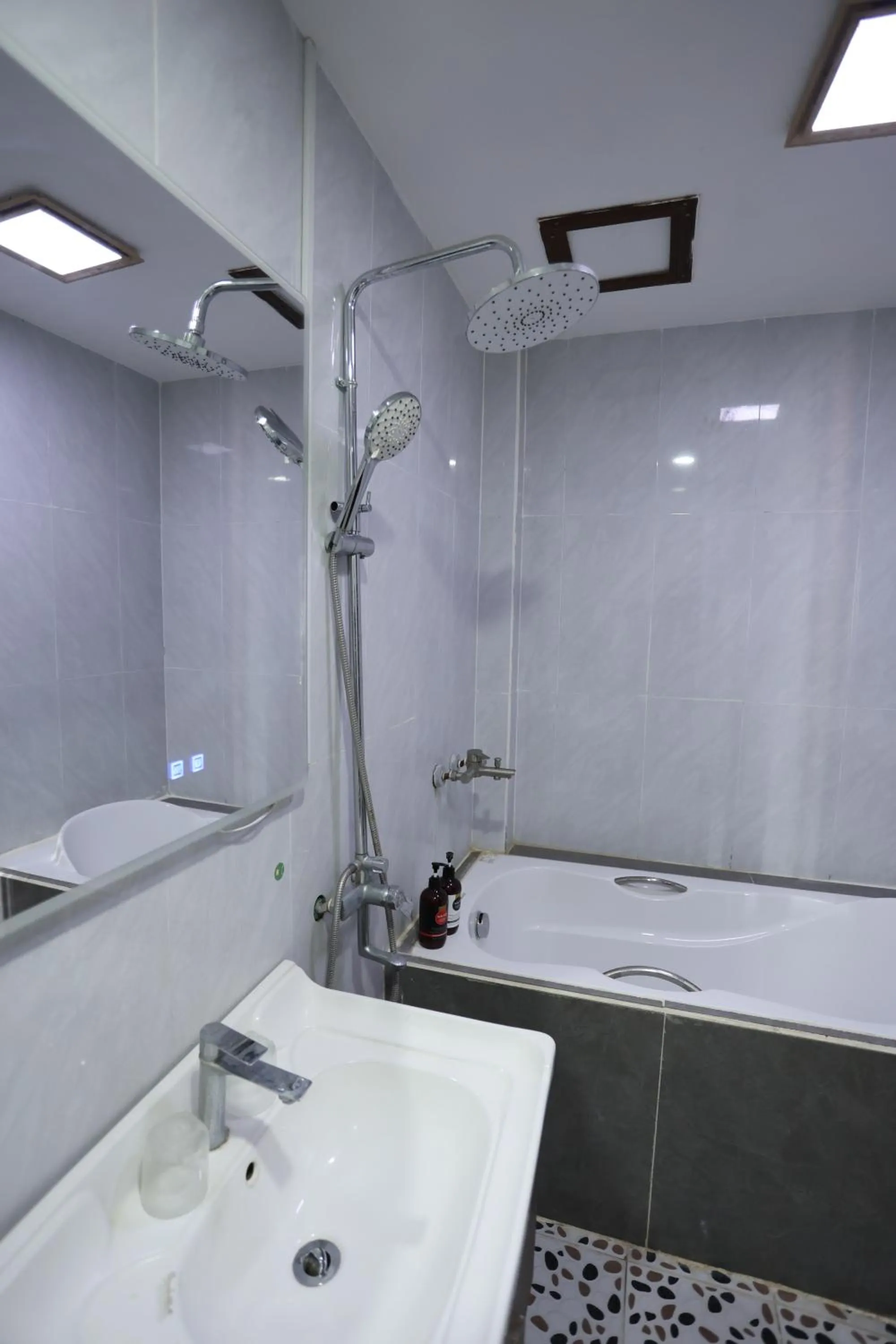 Hot Tub in We House River View