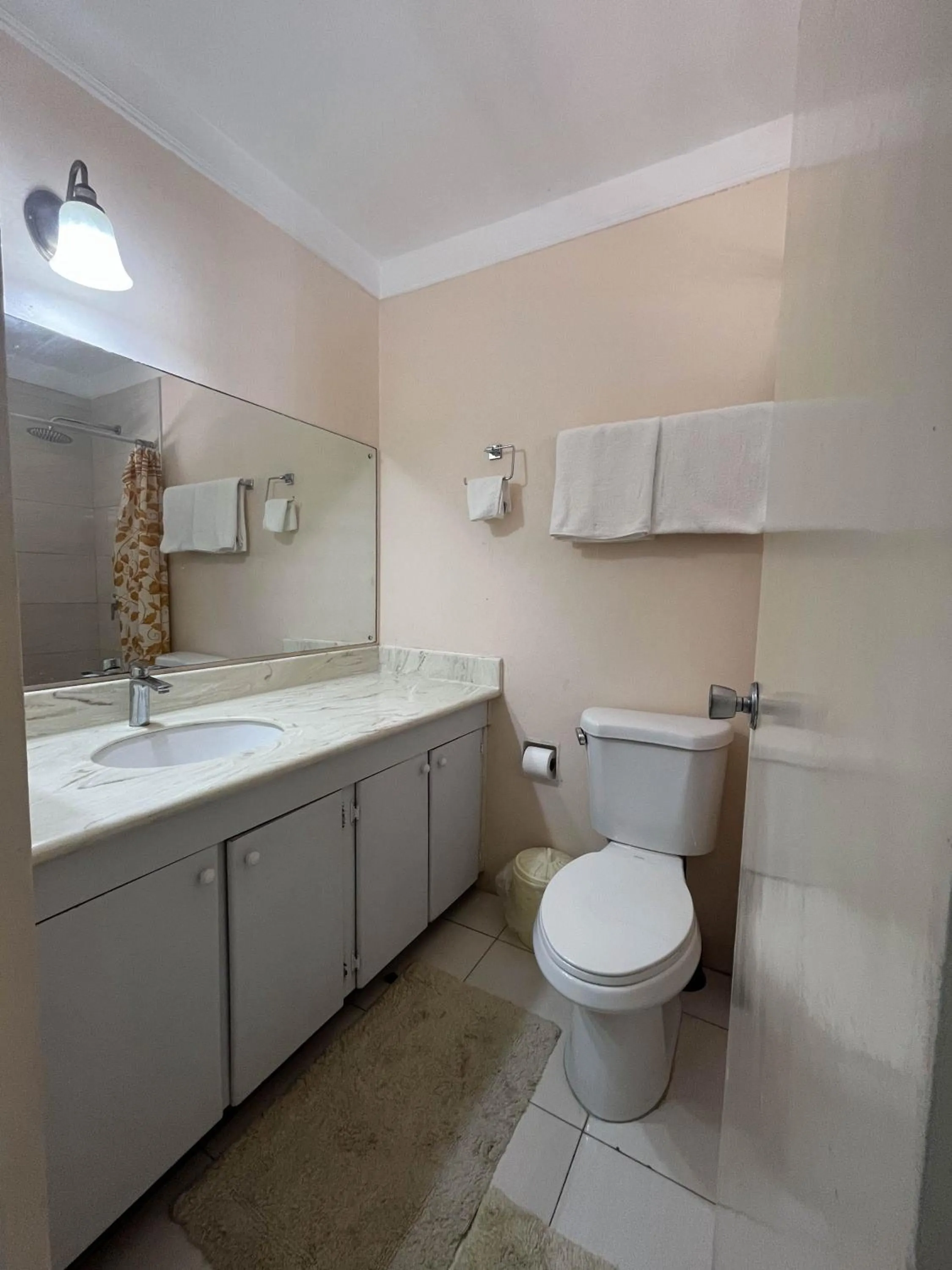 Finest Accommodation Renfrew Place 1 Bedroom Apt # 42 New Kgn 4--12 Renfrew Rd