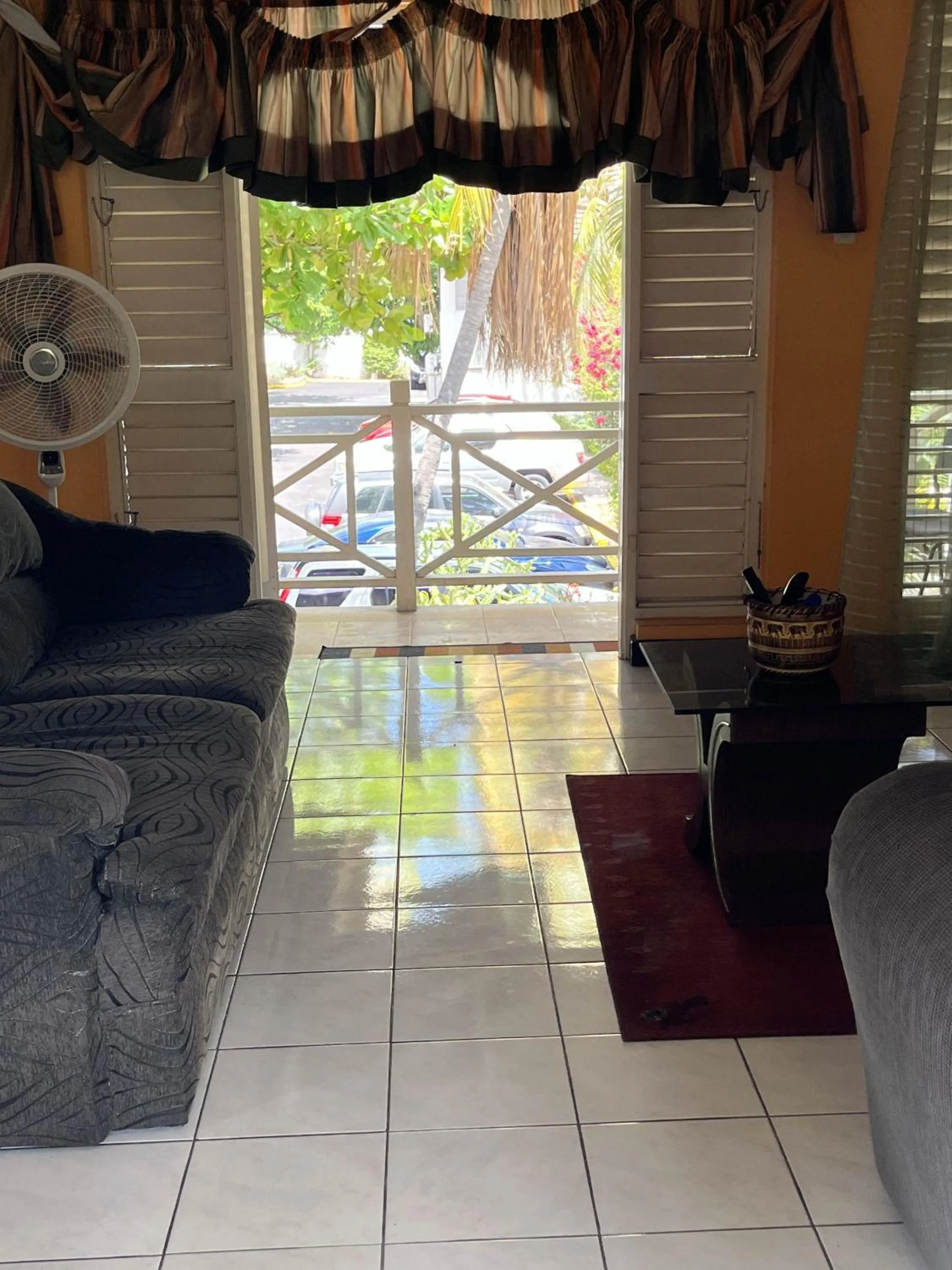 Finest Accommodation Renfrew Place 1 Bedroom Apt # 42 New Kgn 4--12 Renfrew Rd