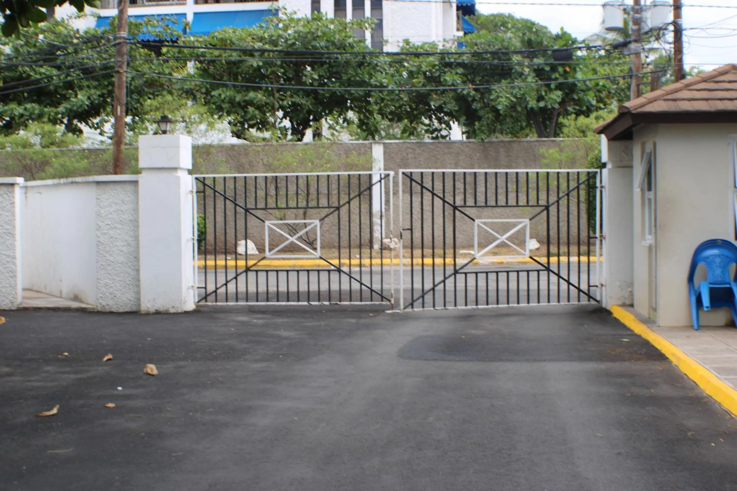 Property building in Finest Accommodation Renfrew Place 1 Bedroom Apt # 42 New Kgn 4--12 Renfrew Rd