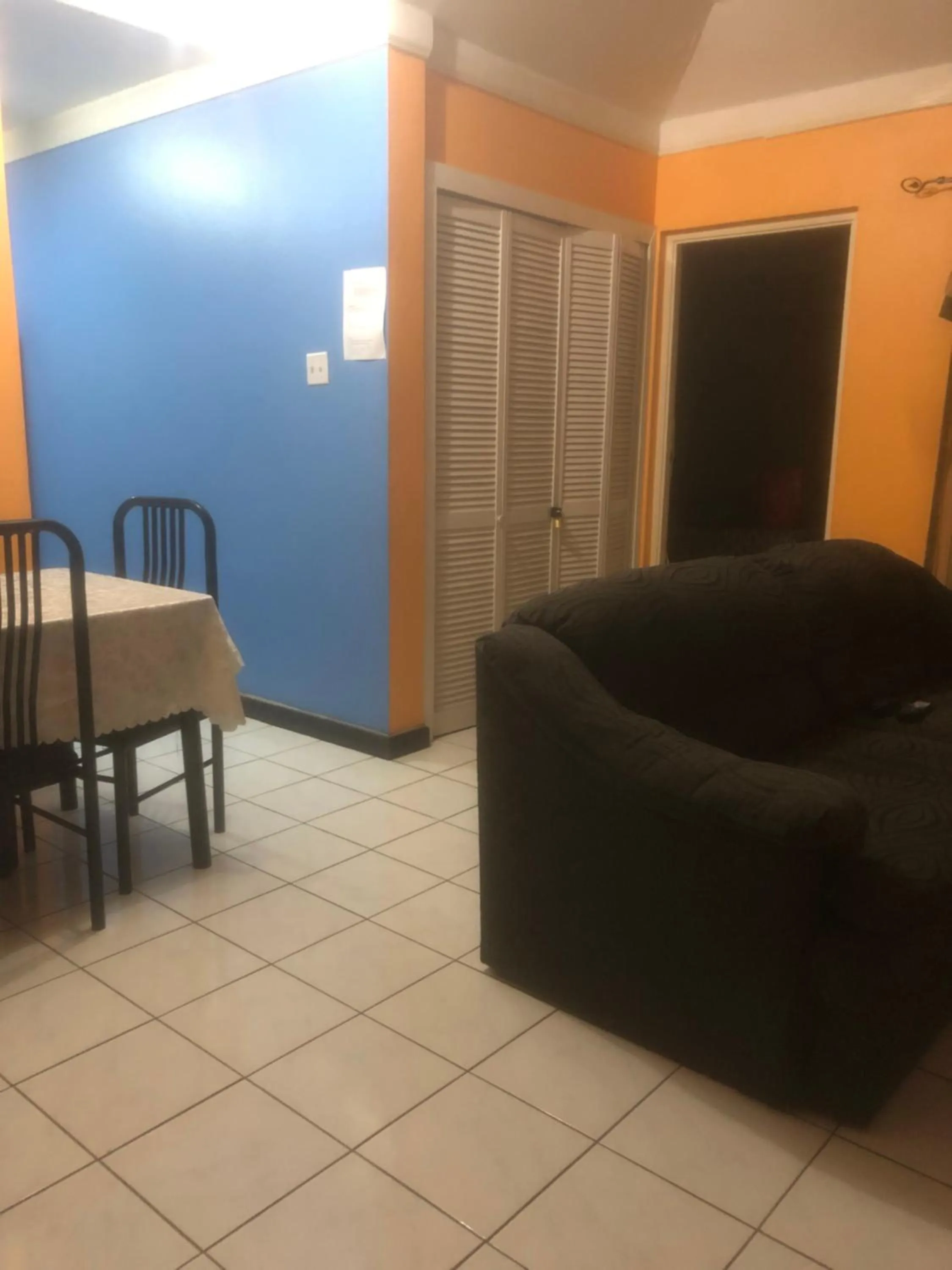 Dining area in Finest Accommodation Renfrew Place 1 Bedroom Apt # 42 New Kgn 4--12 Renfrew Rd