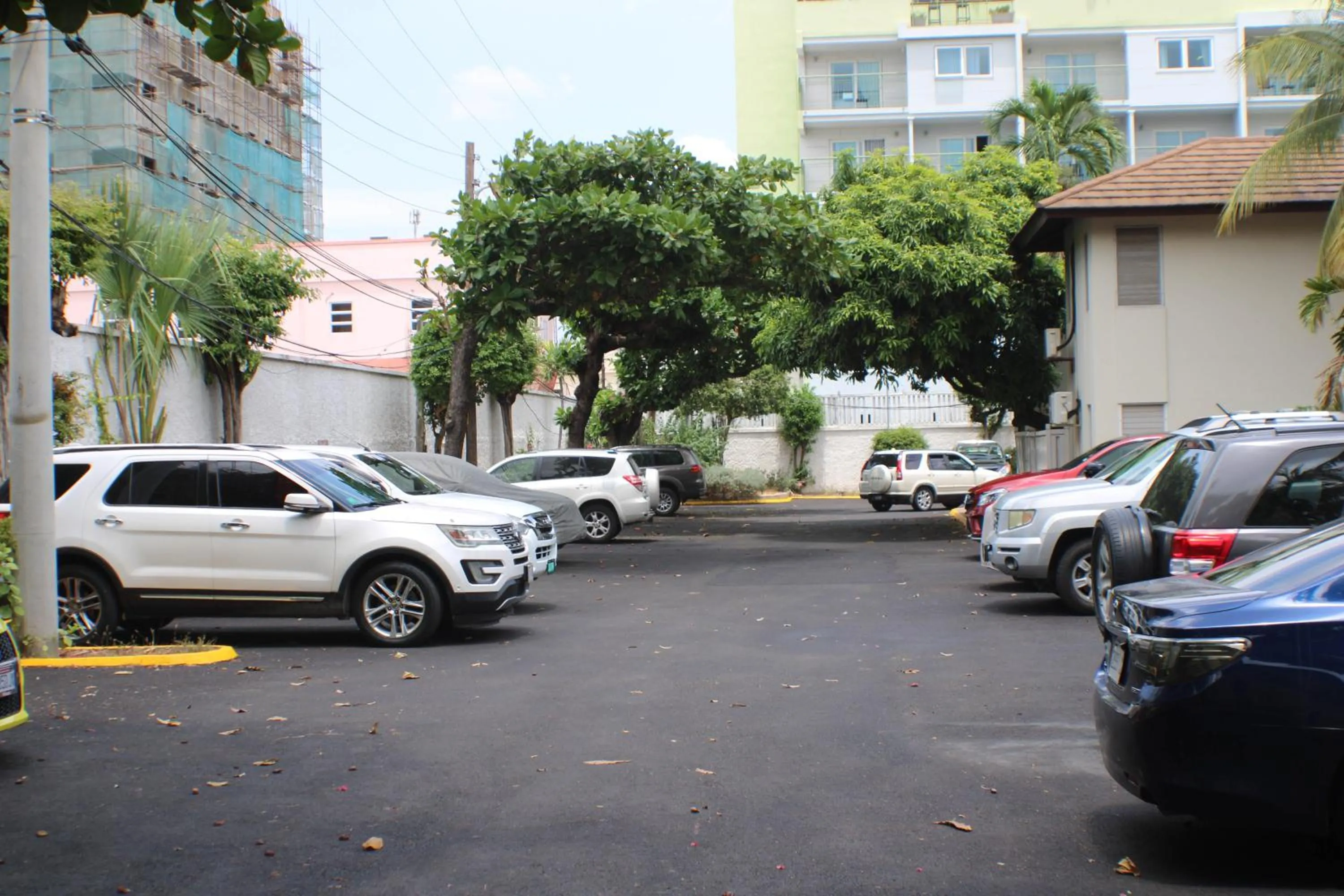 Parking in Finest Accommodation Renfrew Place 1 Bedroom Apt # 42 New Kgn 4--12 Renfrew Rd