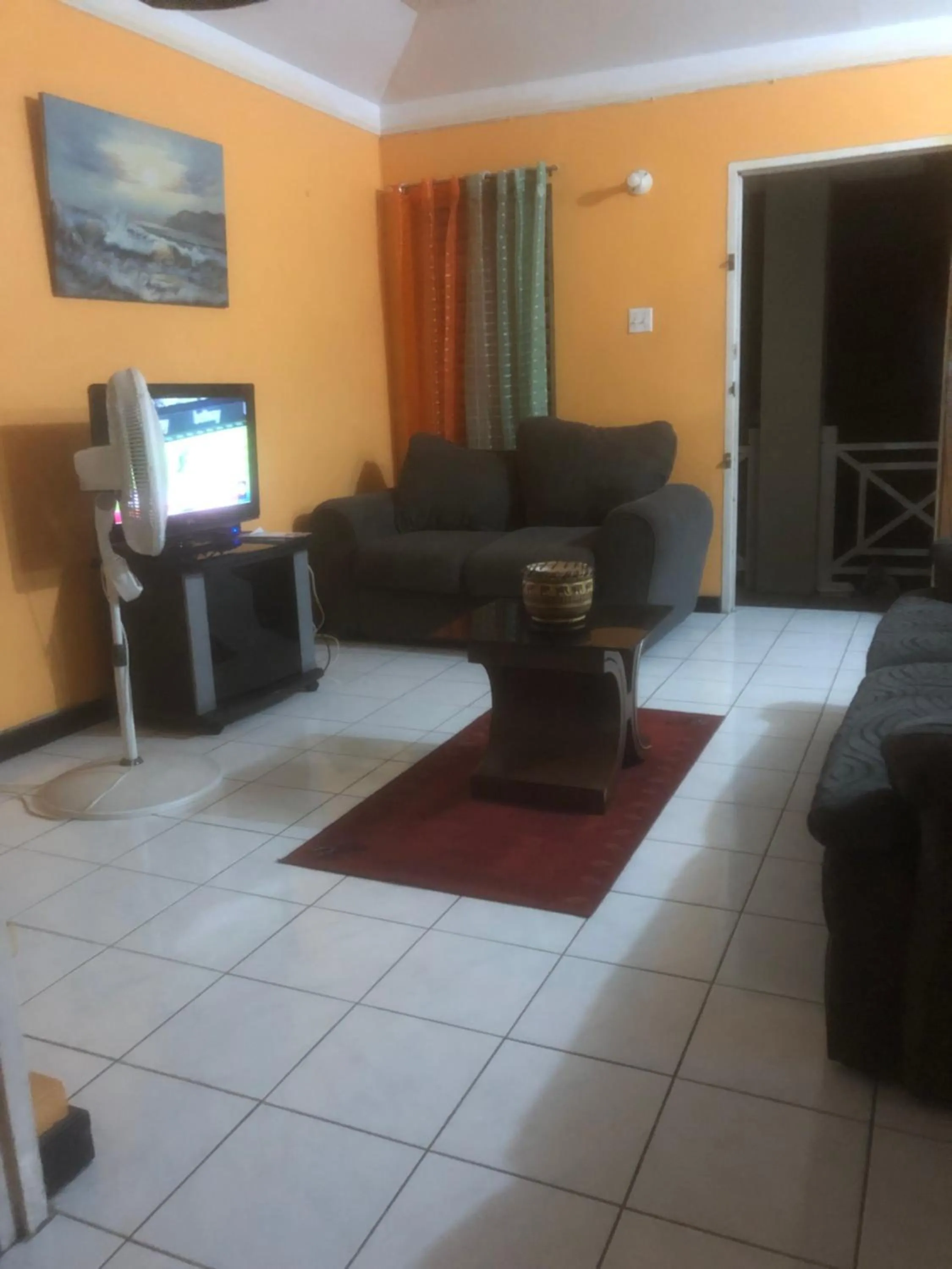 Seating area in Finest Accommodation Renfrew Place 1 Bedroom Apt # 42 New Kgn 4--12 Renfrew Rd