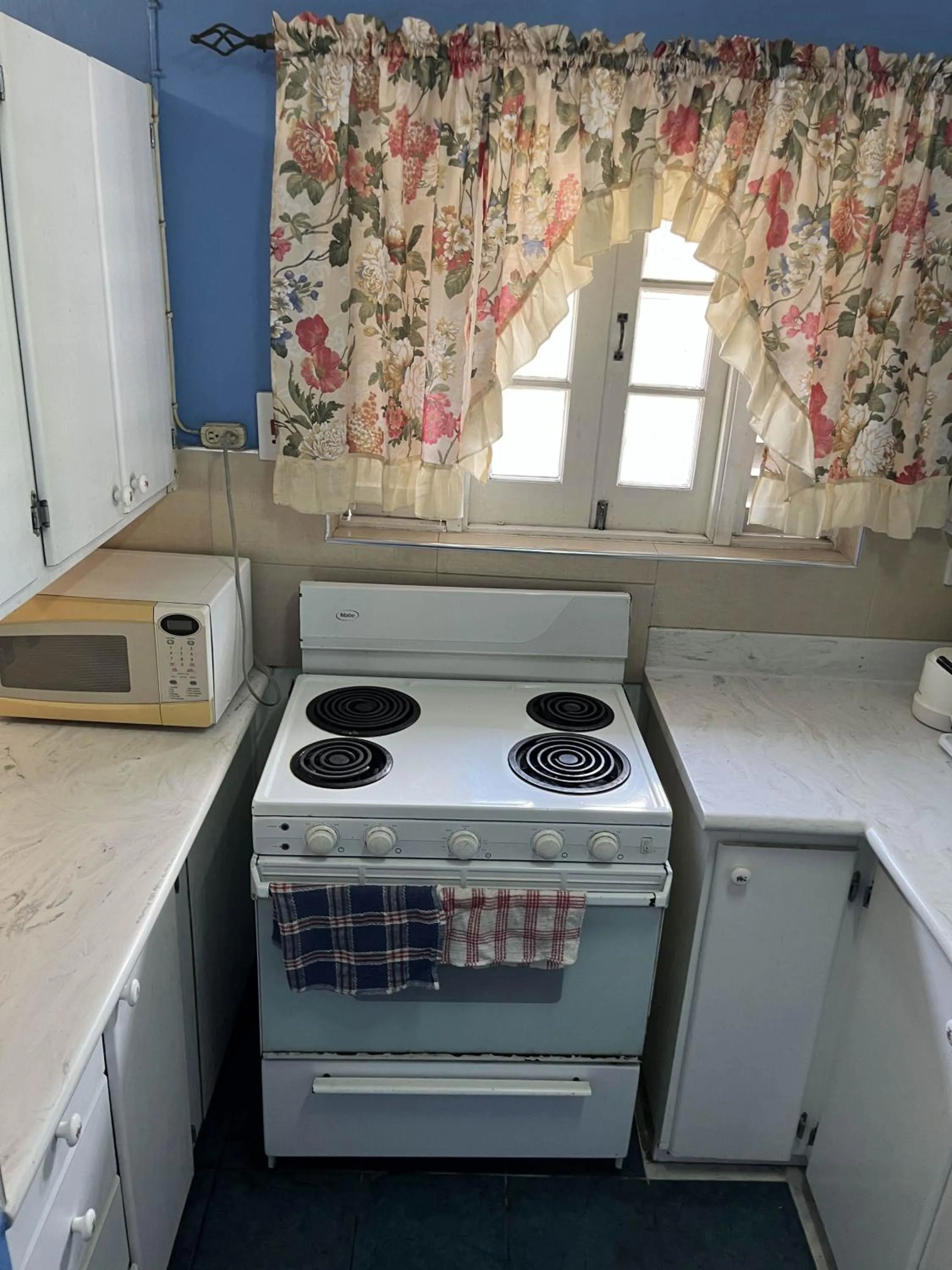 Finest Accommodation Renfrew Place 1 Bedroom Apt # 42 New Kgn 4--12 Renfrew Rd