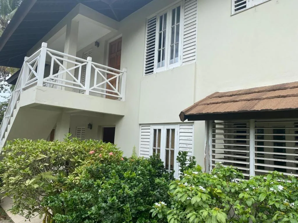 Property building in Finest Accommodation Renfrew Place 1 Bedroom Apt # 42 New Kgn 4--12 Renfrew Rd