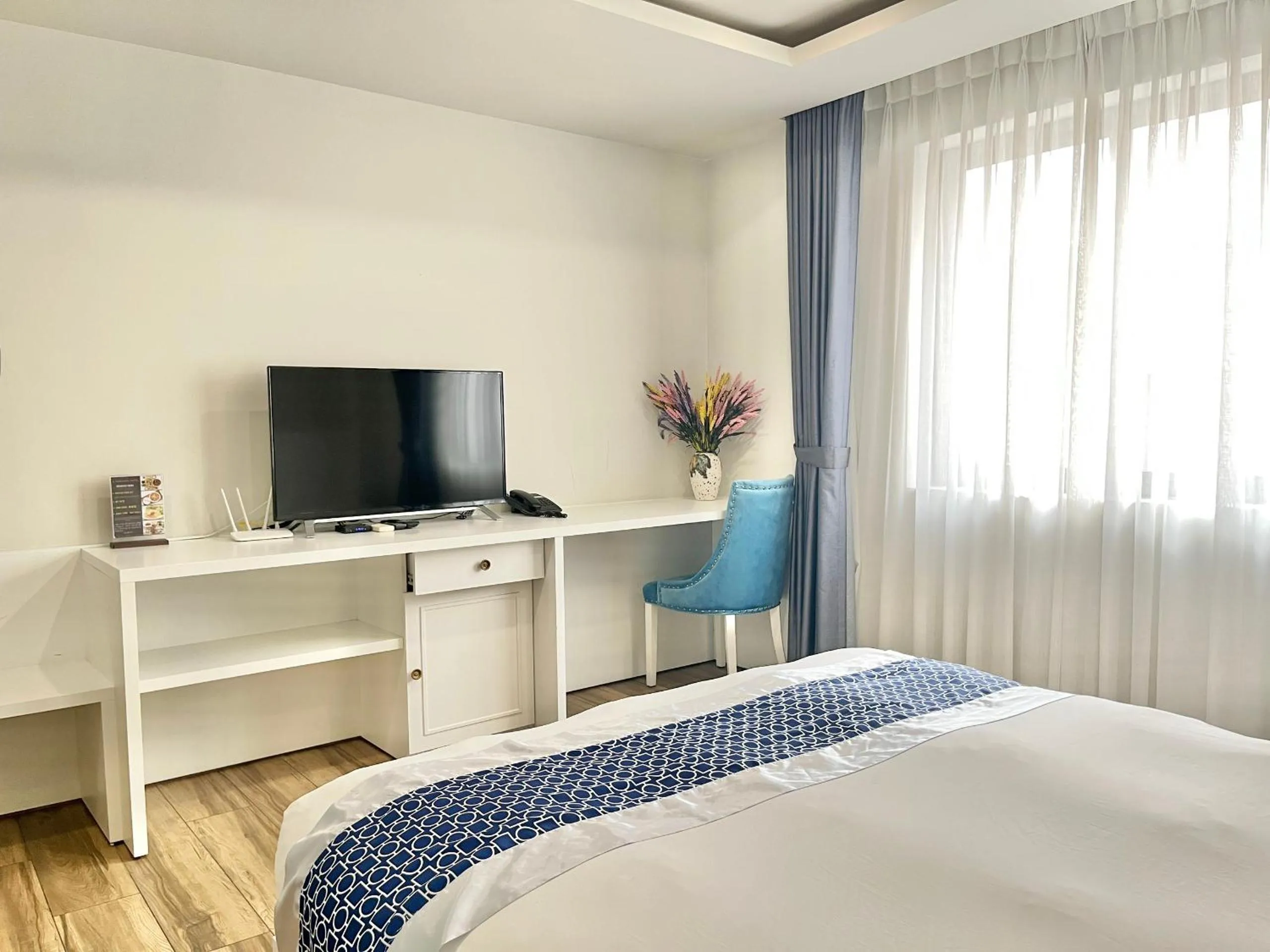 TV and multimedia, Bed in BALLANTINE HOTEL Phu My Hung- SECC