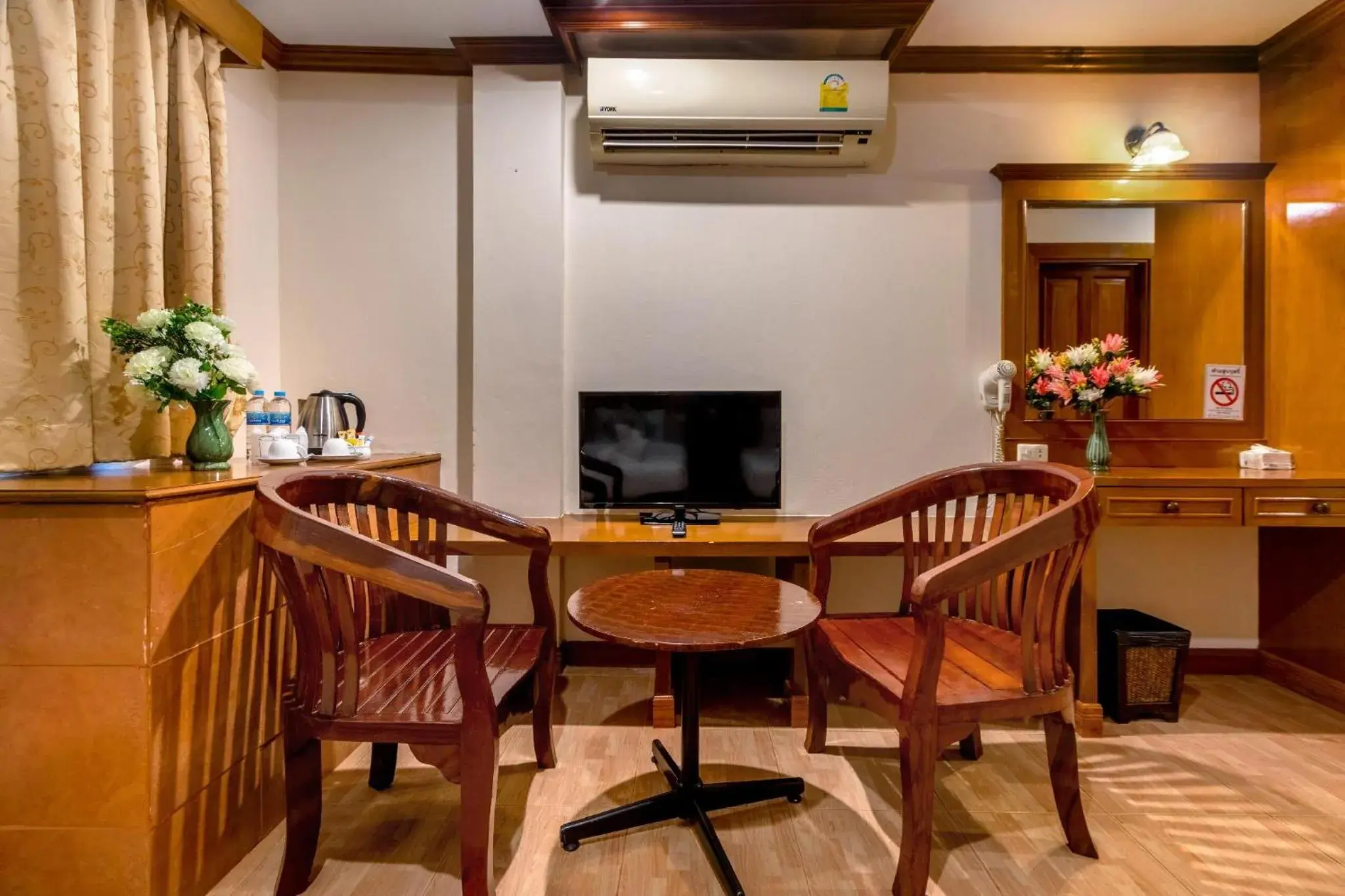 Deluxe Queen Room in JB Green Hotel Patong Deluxe Queen Room in JB Green Hotel Patong