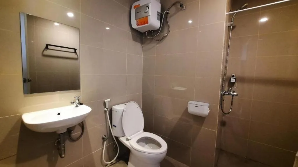 Bathroom in Wisma Minongga By SPAZIE