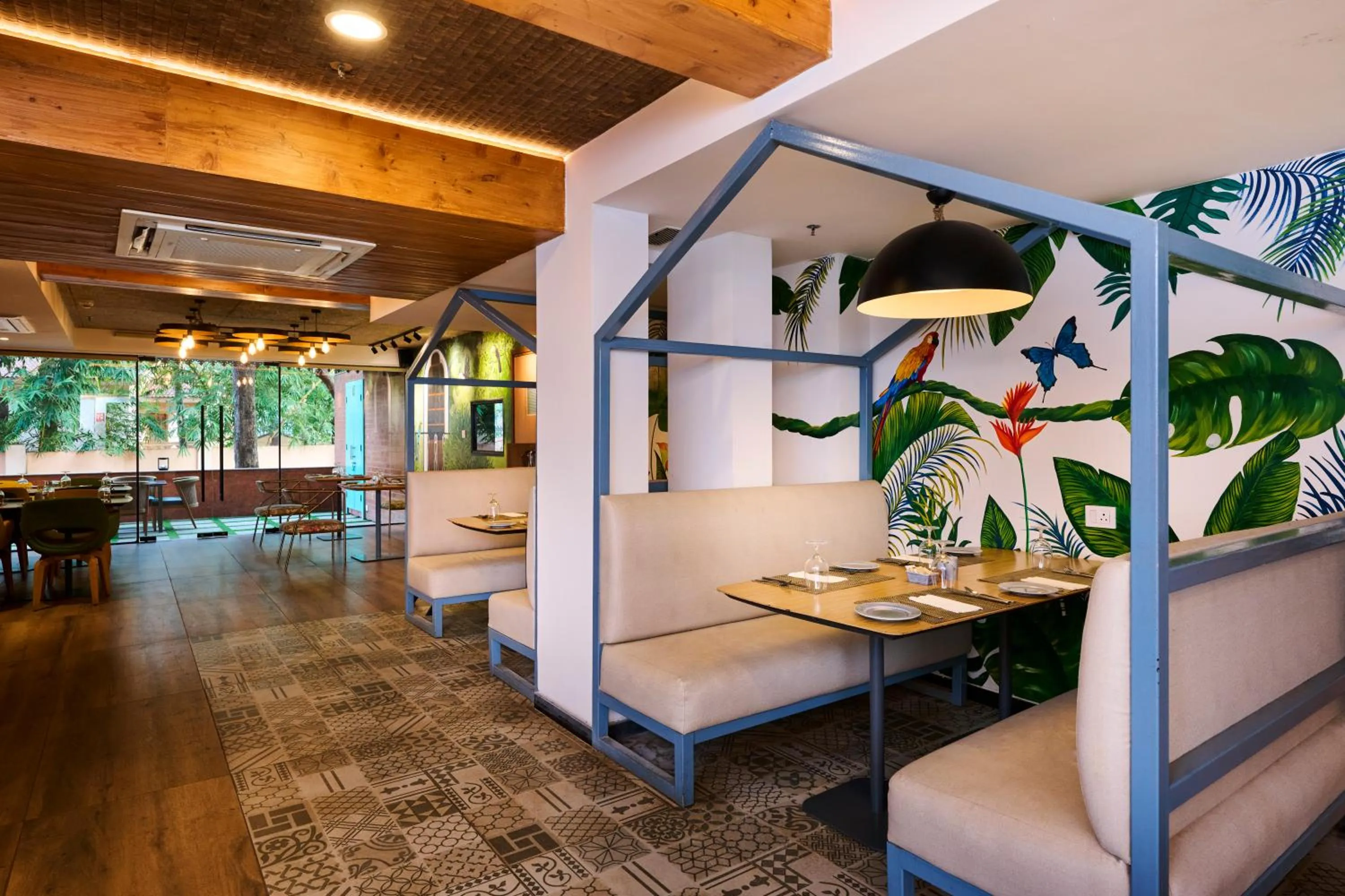 Restaurant/places to eat in Golden Tulip Vagator Goa