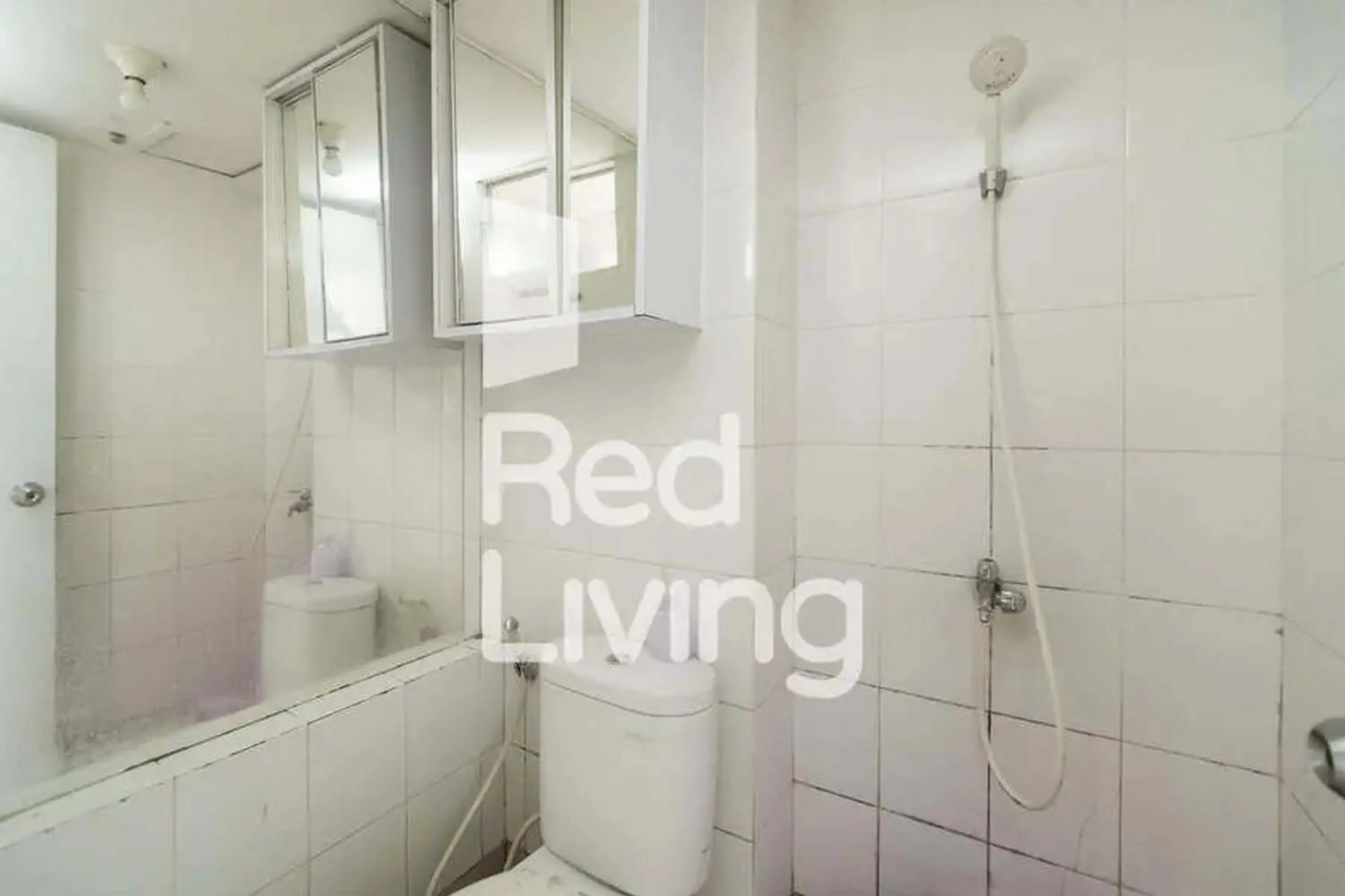 Bathroom in RedLiving Apartemen Bassura City - Vina Tan Tower Flamboyan