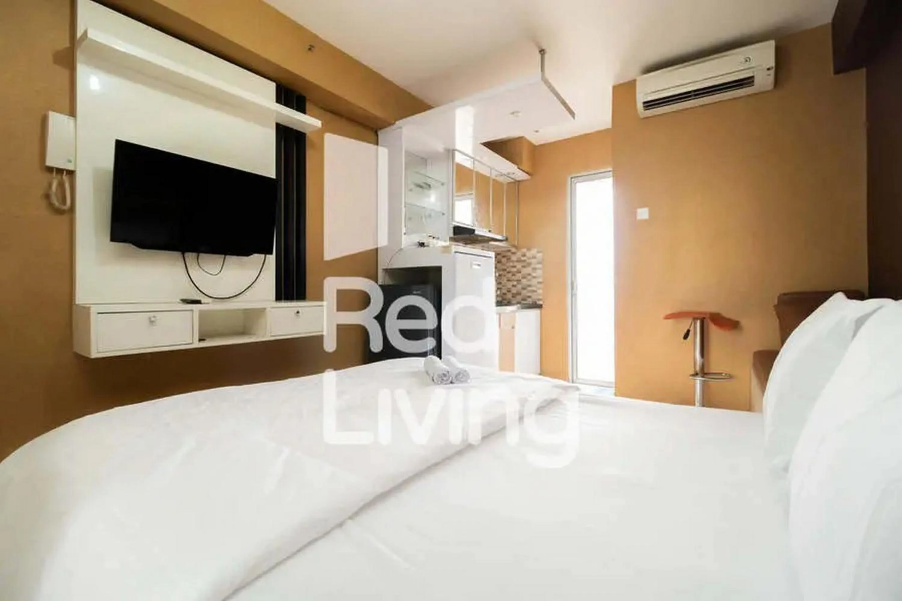 Bedroom, Bed in RedLiving Apartemen Bassura City - Vina Tan Tower Flamboyan