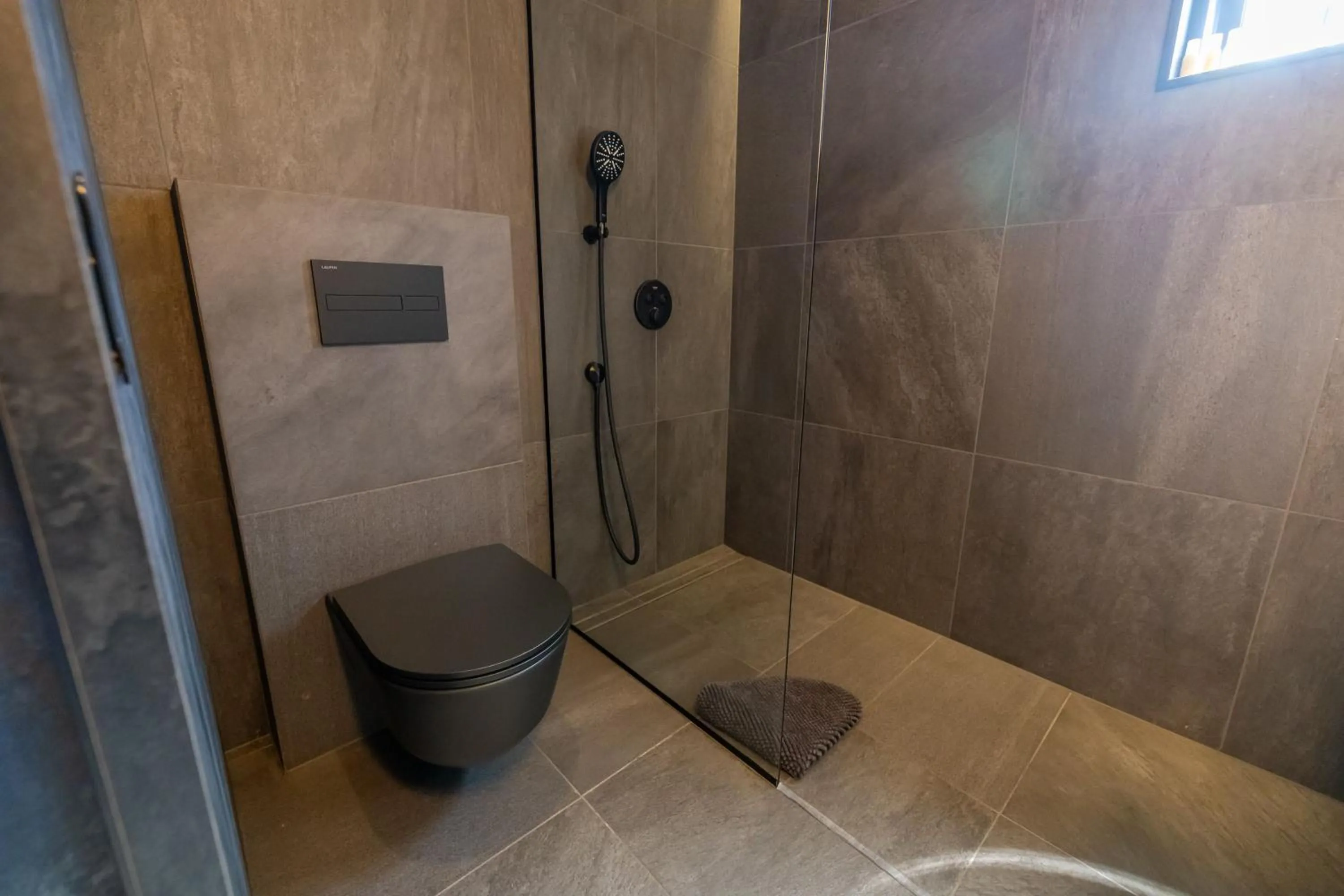 Bathroom in North Mountain View Suites