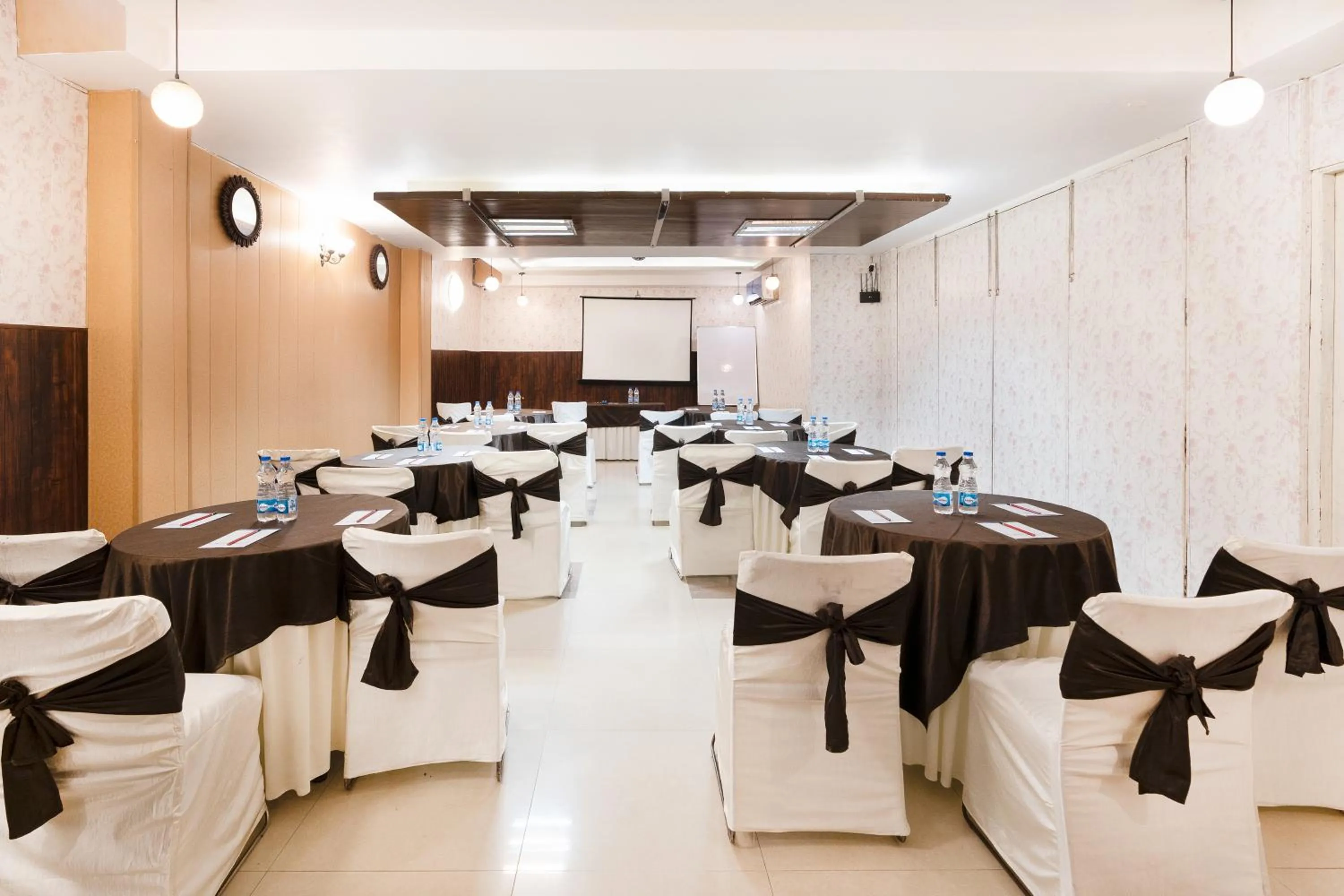Restaurant/places to eat in Skylark Hotel by Gabrian Hotels