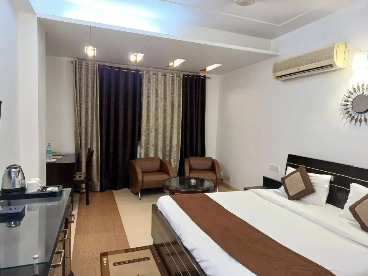 Superior King Room - single occupancy in Skylark Hotel by Gabrian Hotels Superior King Room - single occupancy in Skylark Hotel by Gabrian Hotels