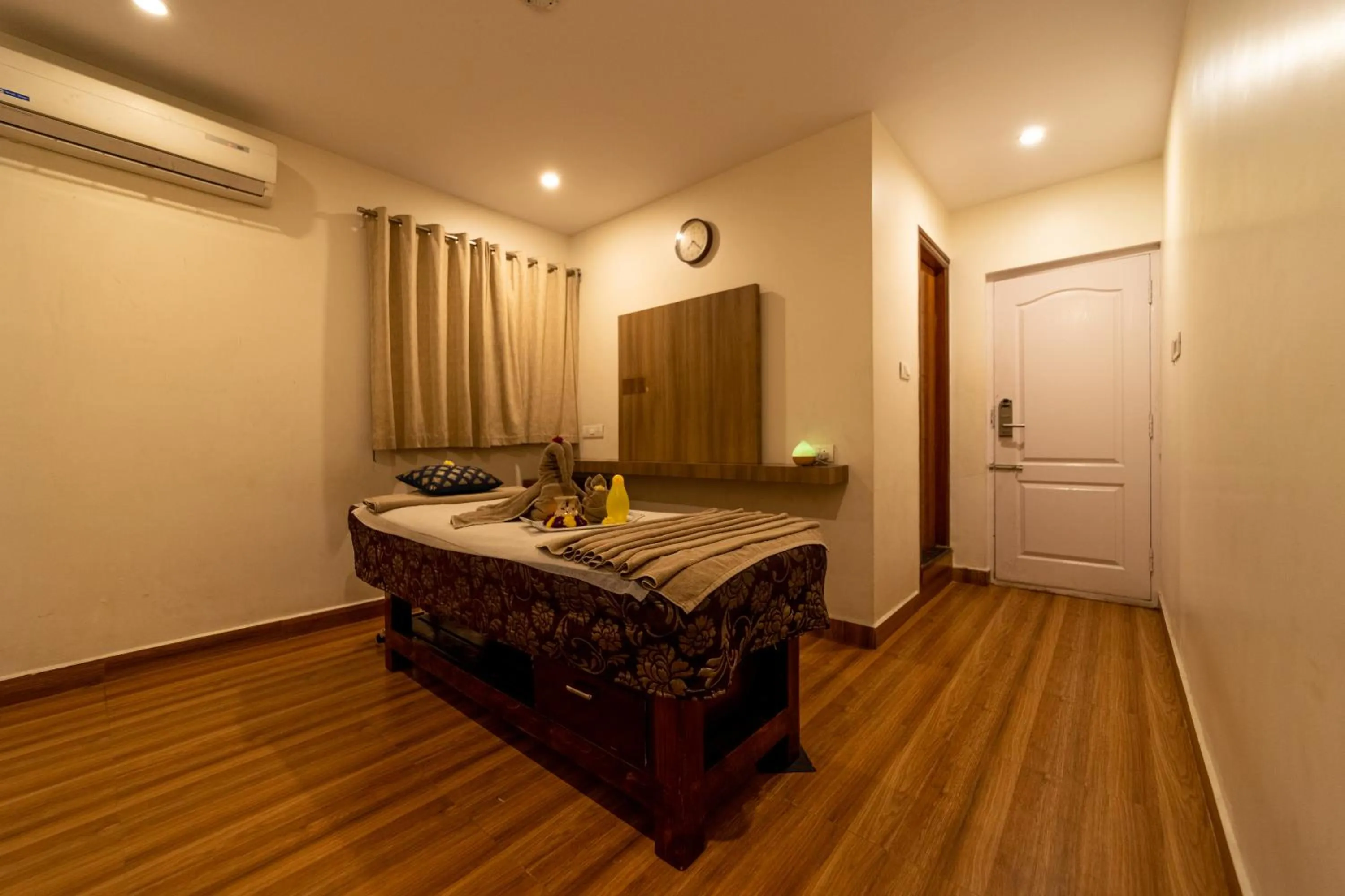 Photo of the whole room, Bed in Tetrad Hotels - International Airport Road Hebbal