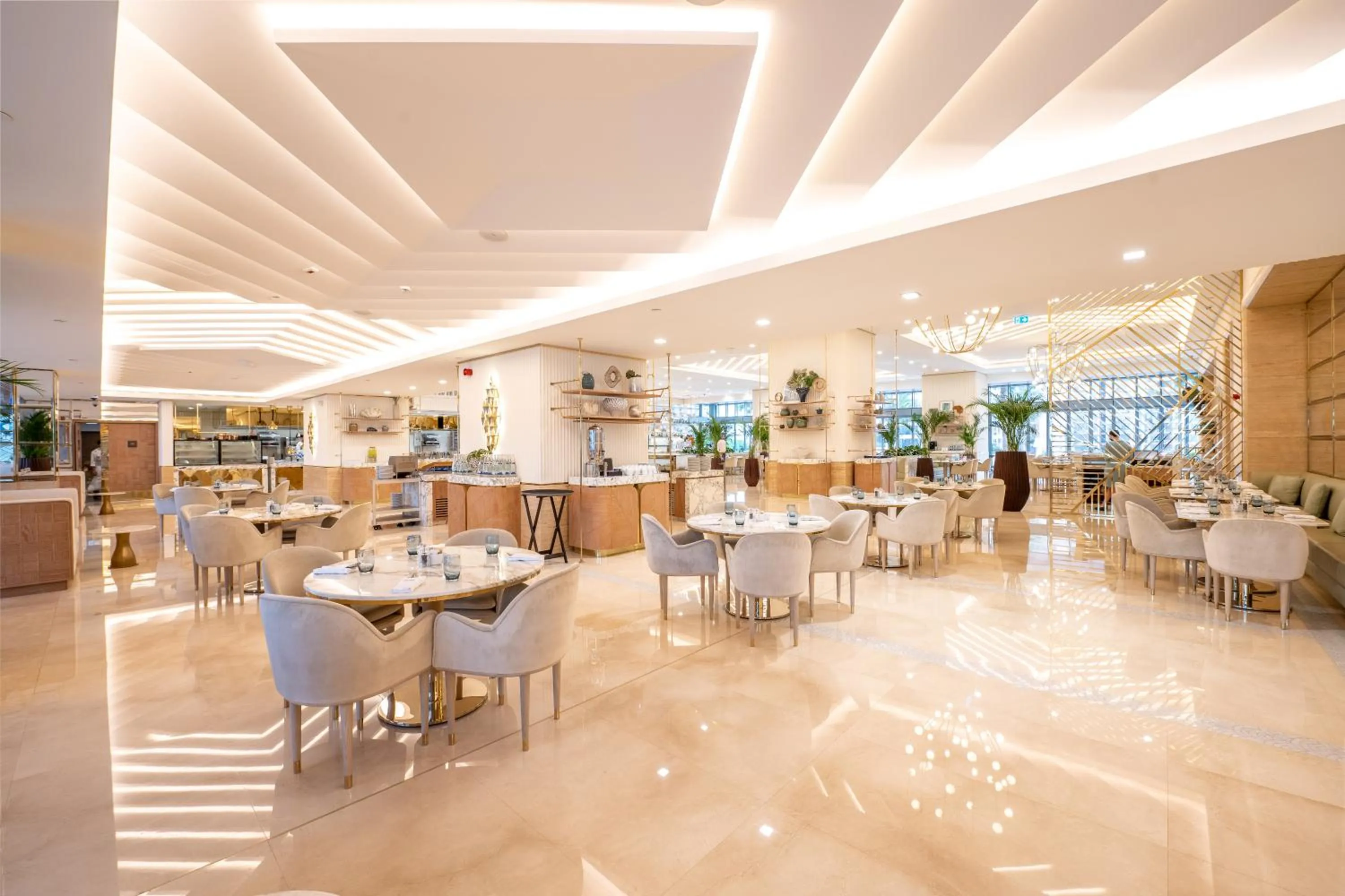Restaurant/places to eat in Ultra Luxury Palm Tower with Shared Hotel Facilities