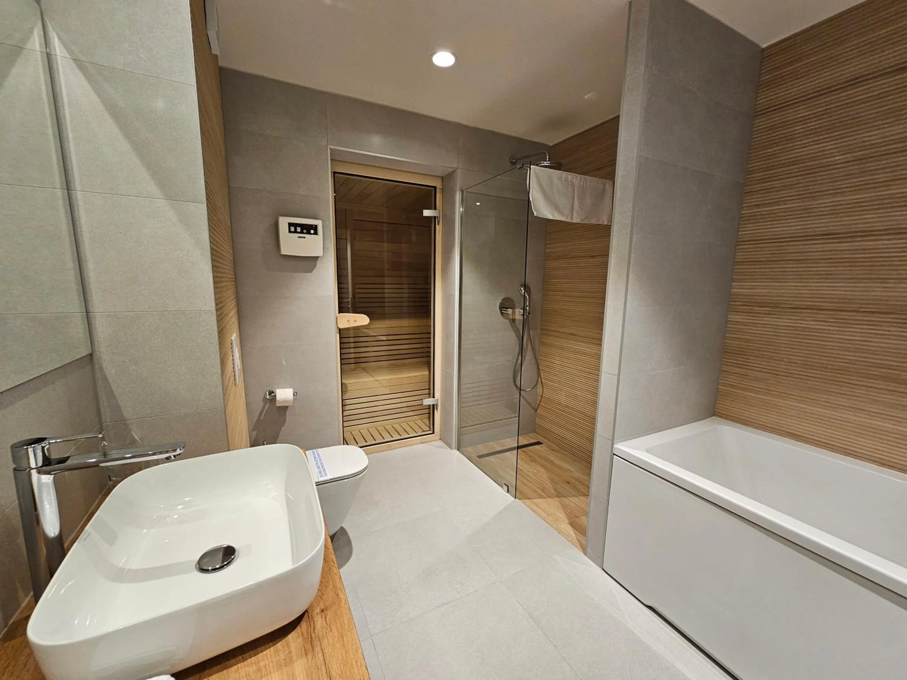 Shower in Hotel ETNA