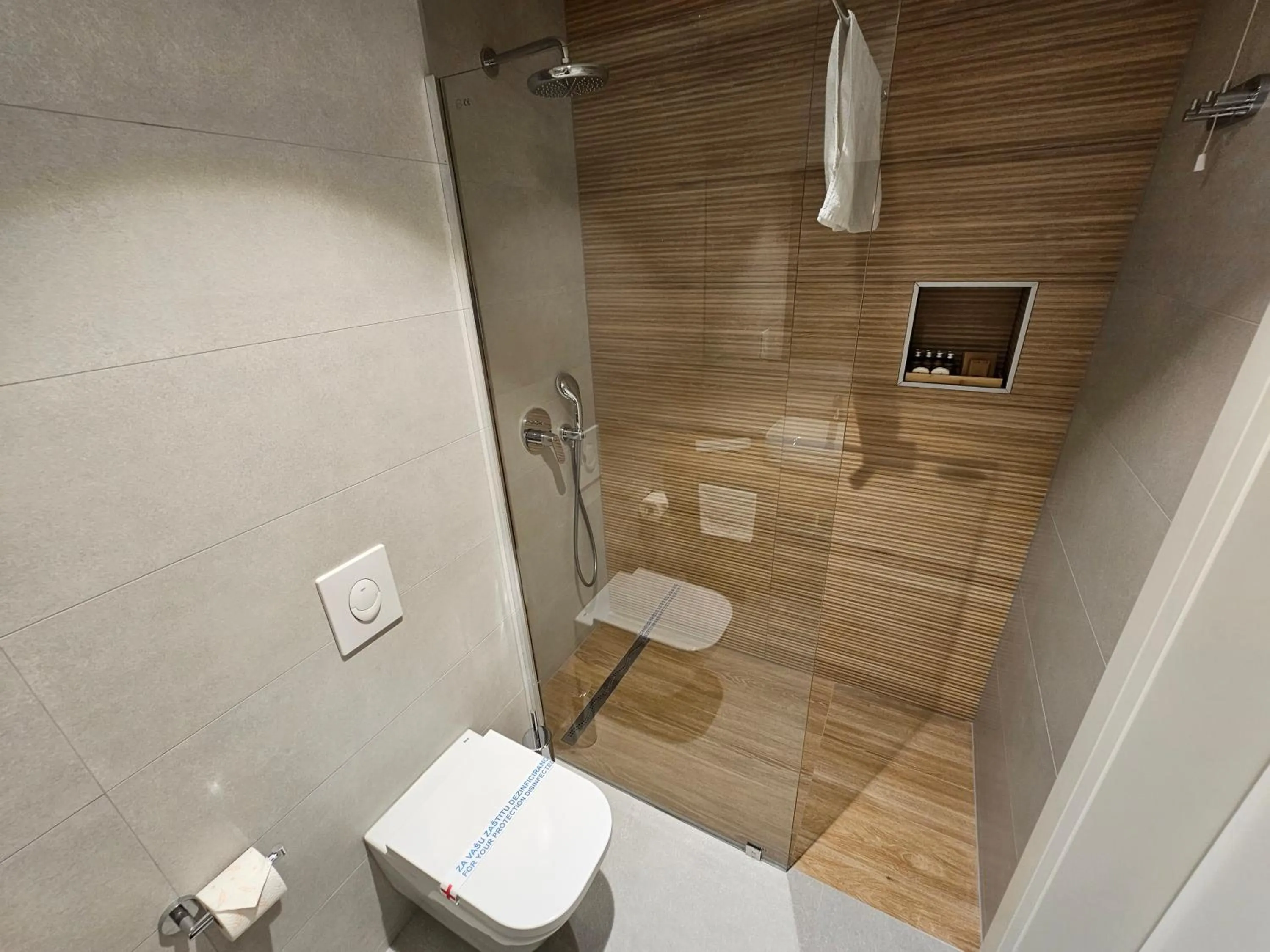 Shower in Hotel ETNA