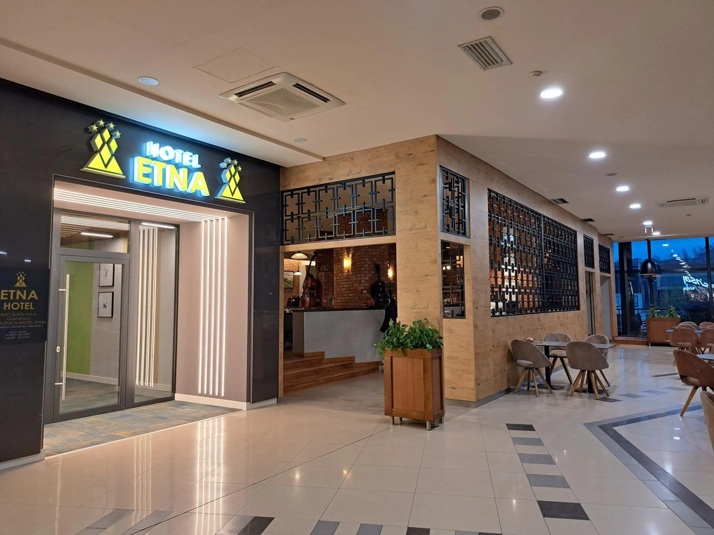 Restaurant/places to eat in Hotel ETNA