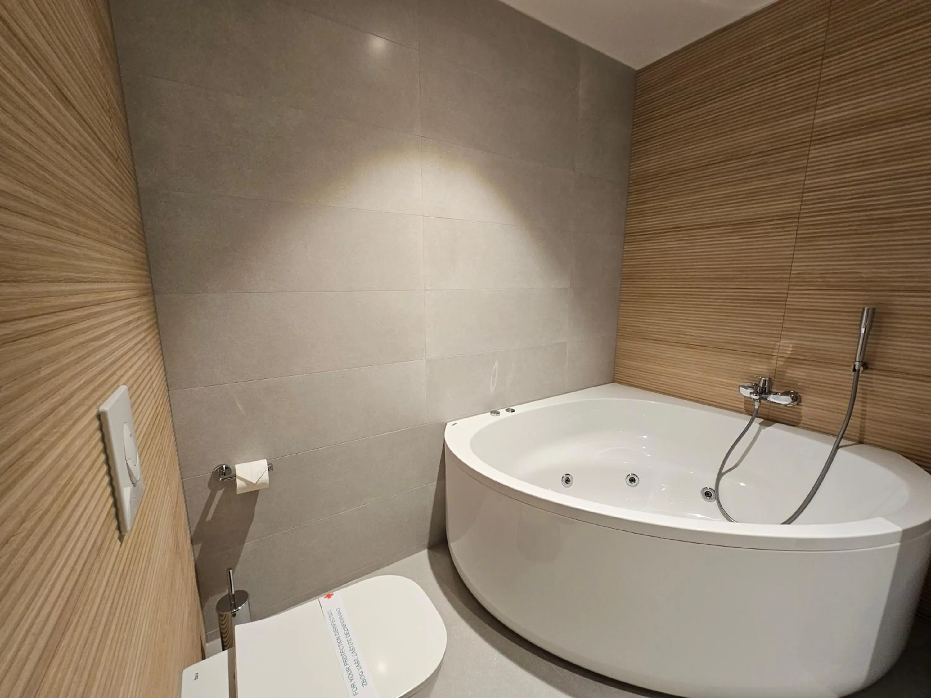 Hot Tub in Hotel ETNA