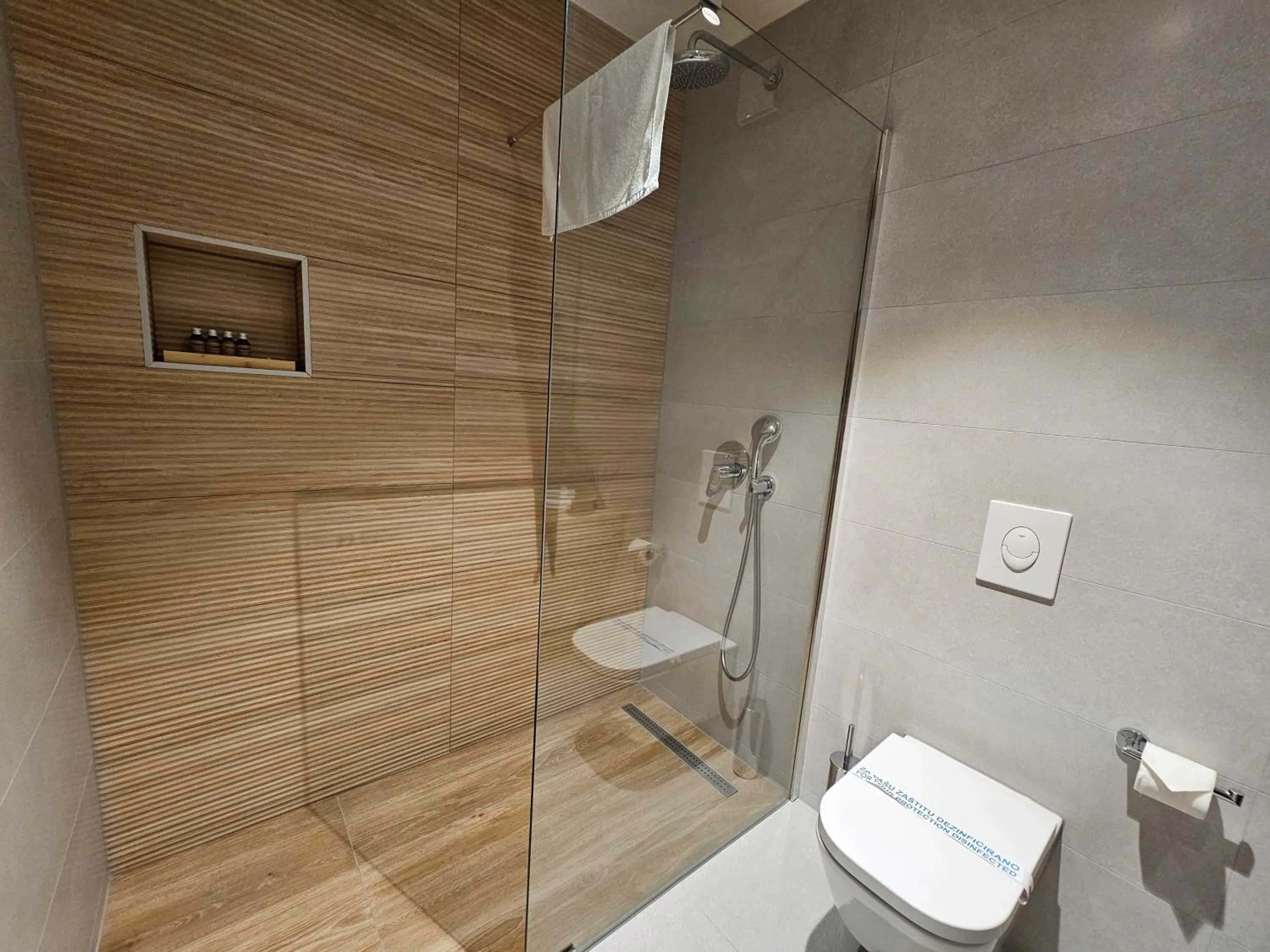 Shower in Hotel ETNA