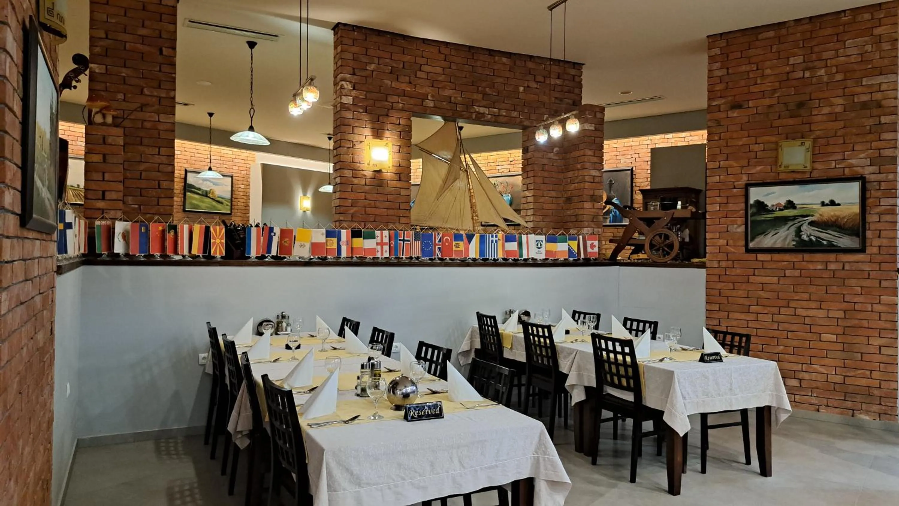 Restaurant/places to eat in Hotel ETNA