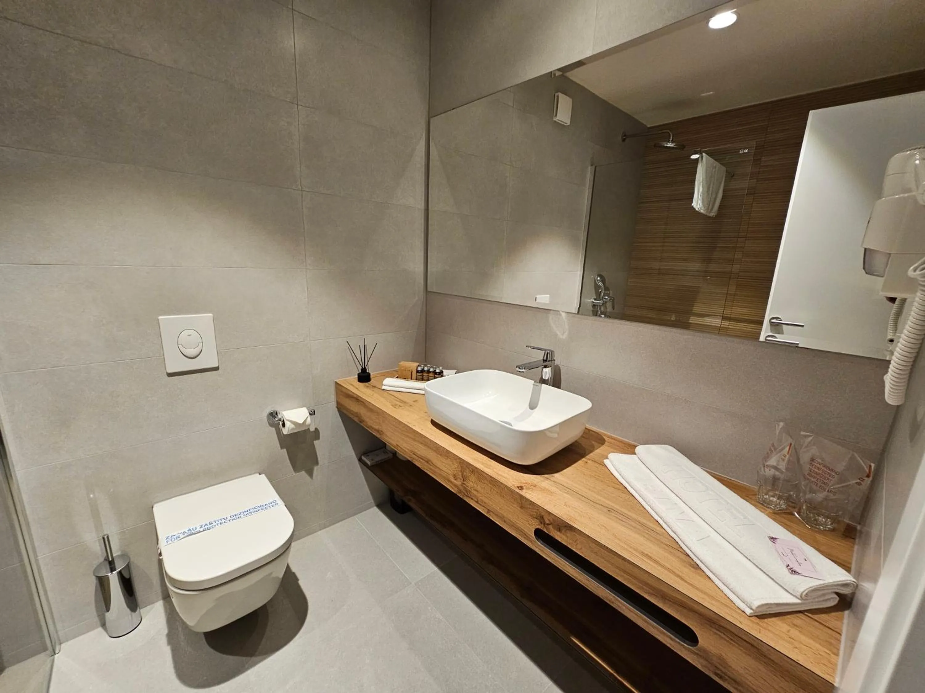 Shower in Hotel ETNA