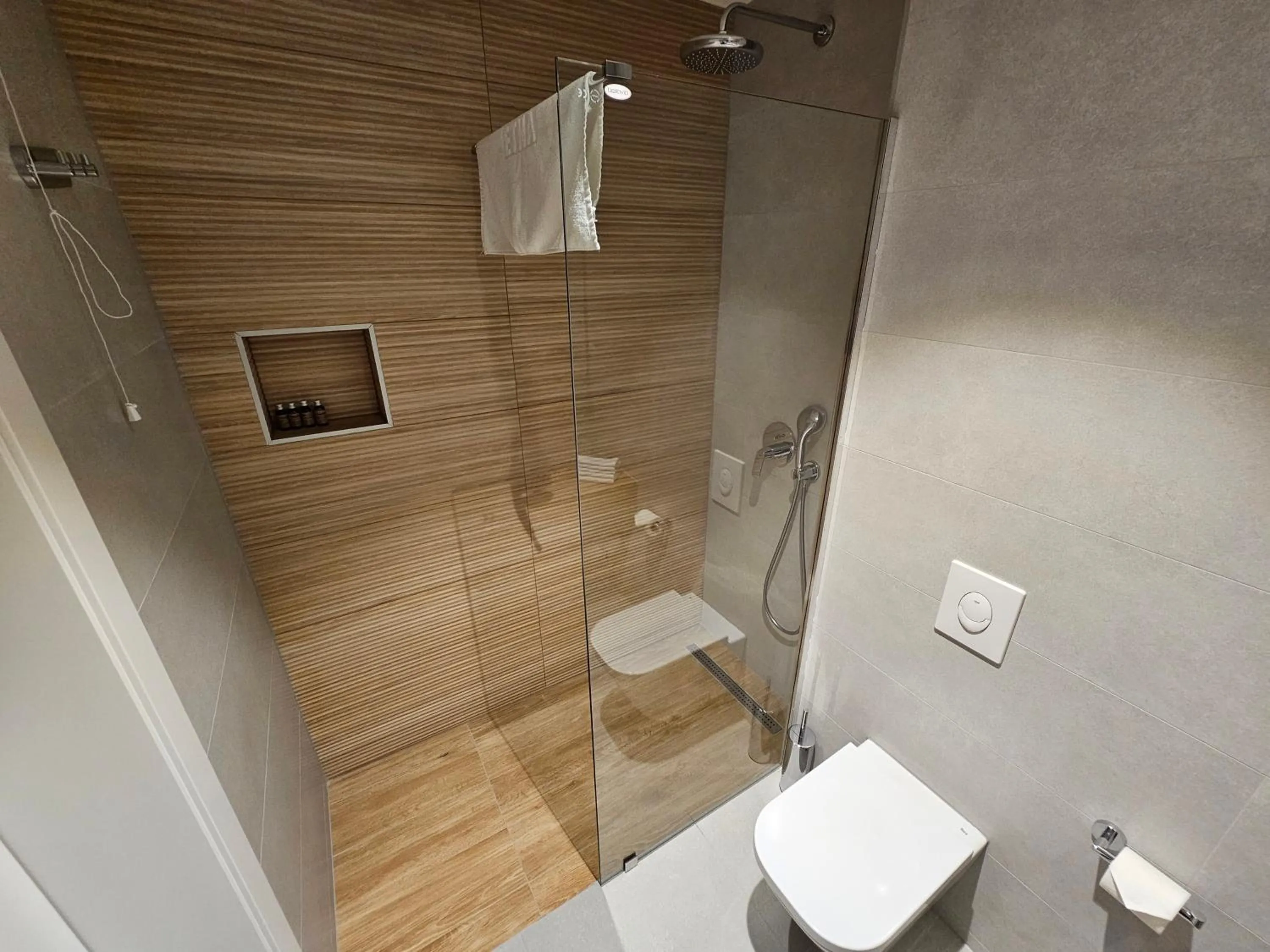 Shower in Hotel ETNA