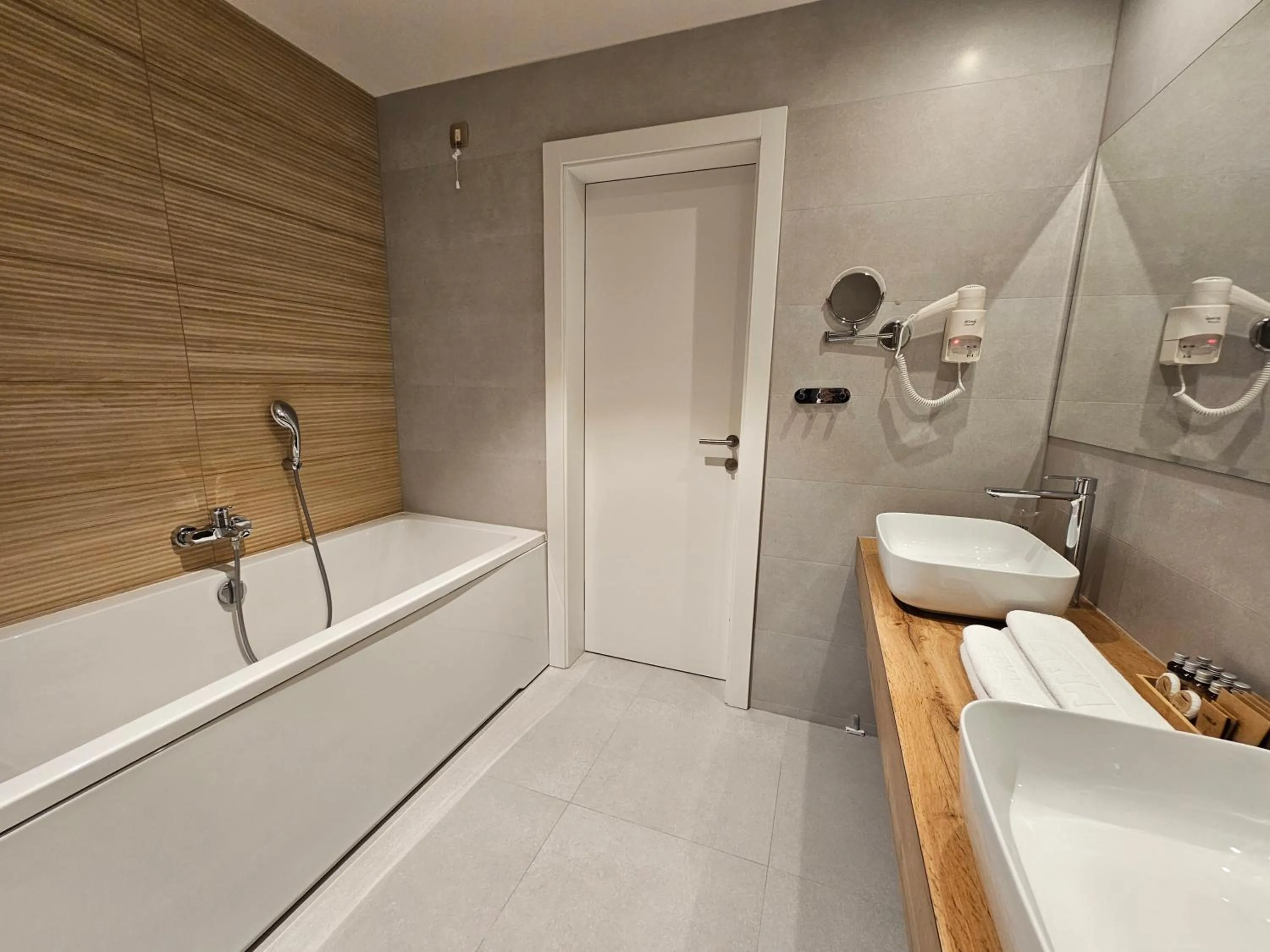 Bathroom in Hotel ETNA