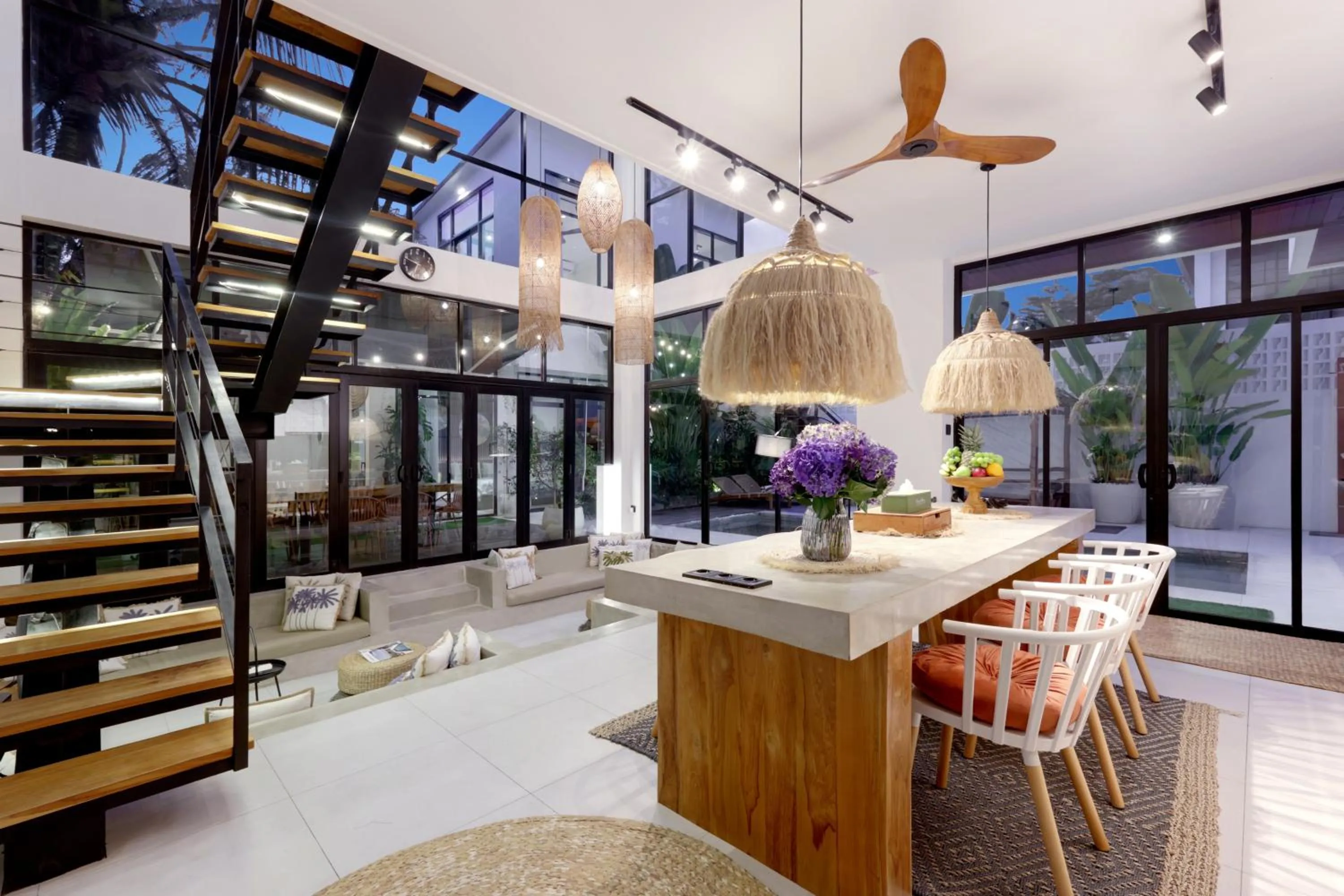 Dining area in Baliwood Residence Villas by BREIG