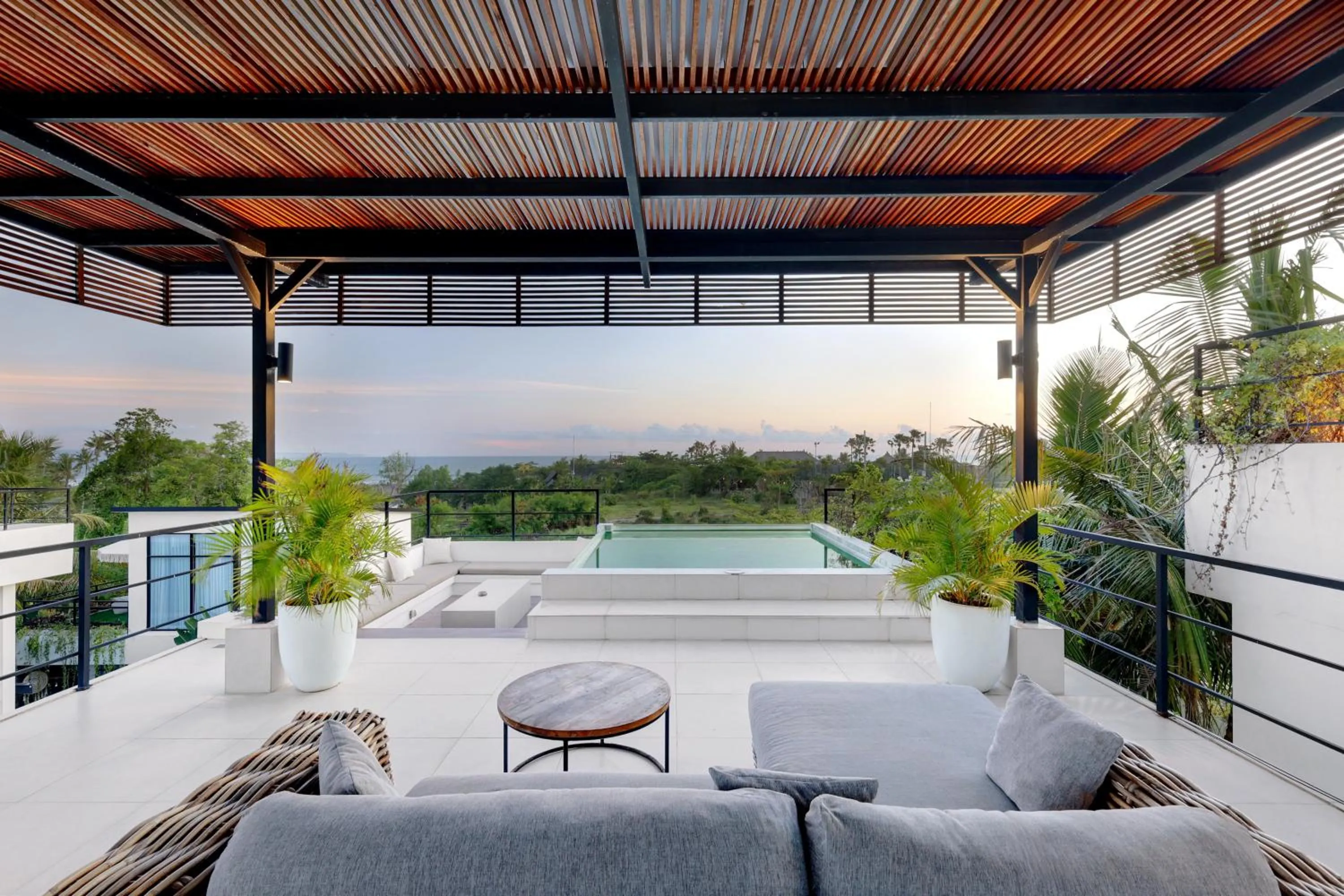 Balcony/Terrace in Baliwood Residence Villas by BREIG