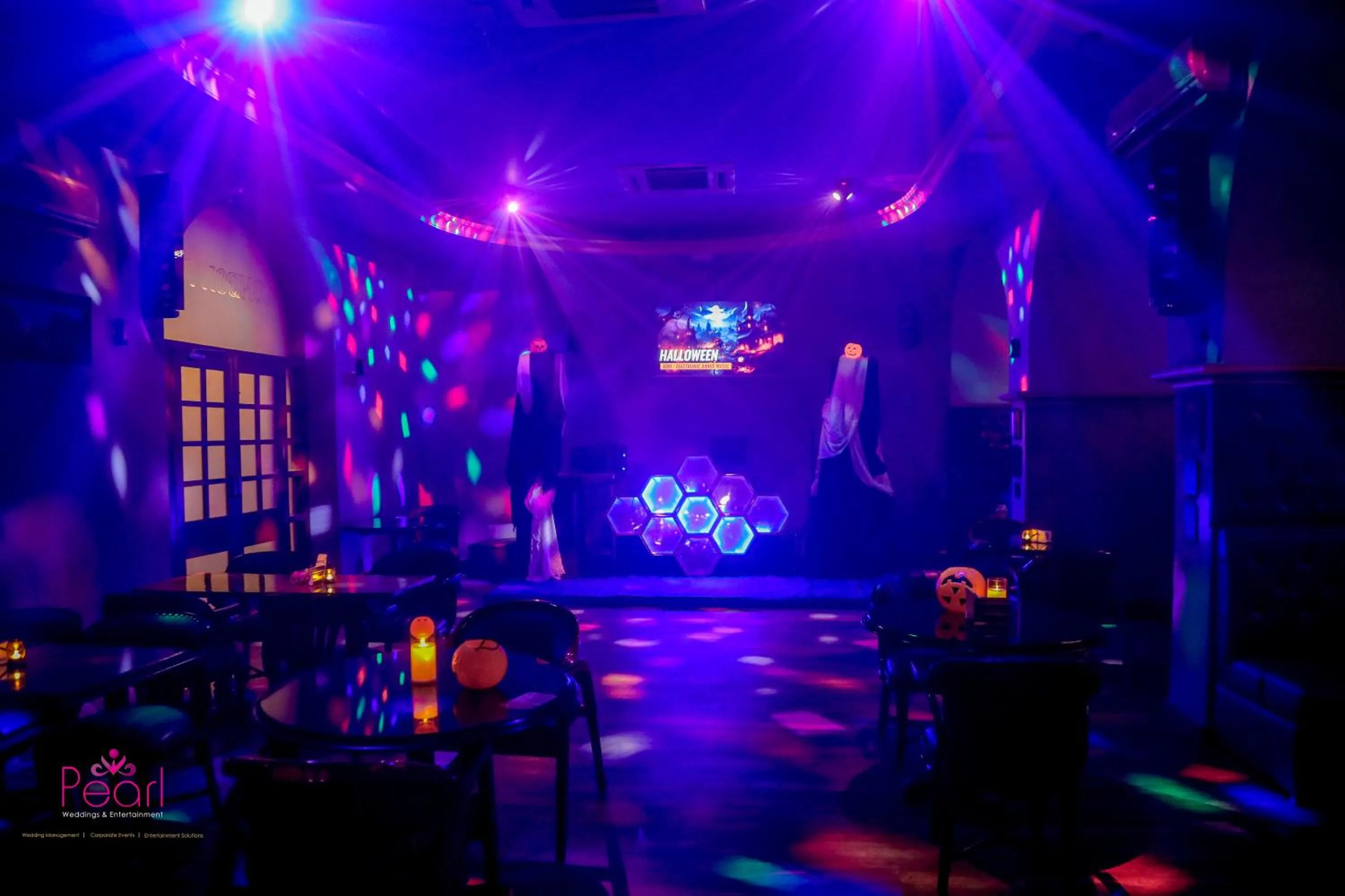 Lounge or bar in Goa Country Club Near Park Hospital BY Pearl I Luxury resort in Gurgaon