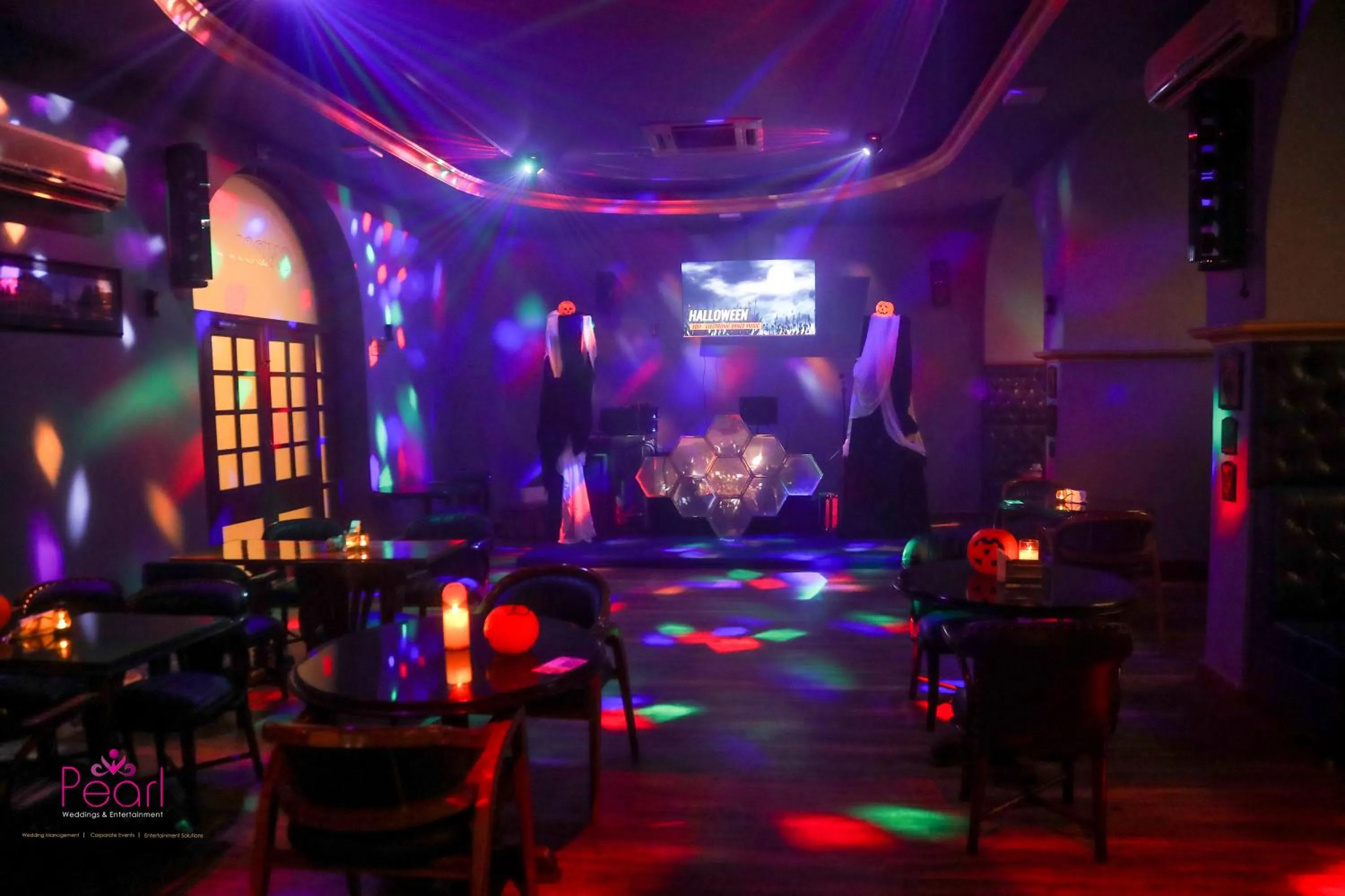 Lounge or bar in Goa Country Club Near Park Hospital BY Pearl I Luxury resort in Gurgaon